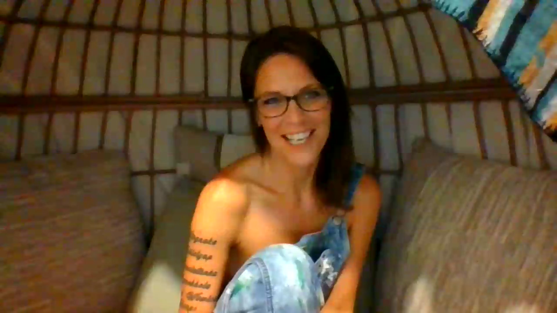 Gallery image thumbnail from OverallDistracted's myfreecams stream on, 08/21/2026, 19:21 image 19 of 20