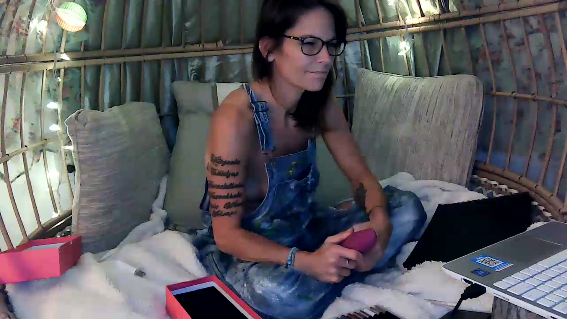 Gallery image thumbnail from OverallDistracted's myfreecams stream on, 08/29/2026, 04:12 image 11 of 20