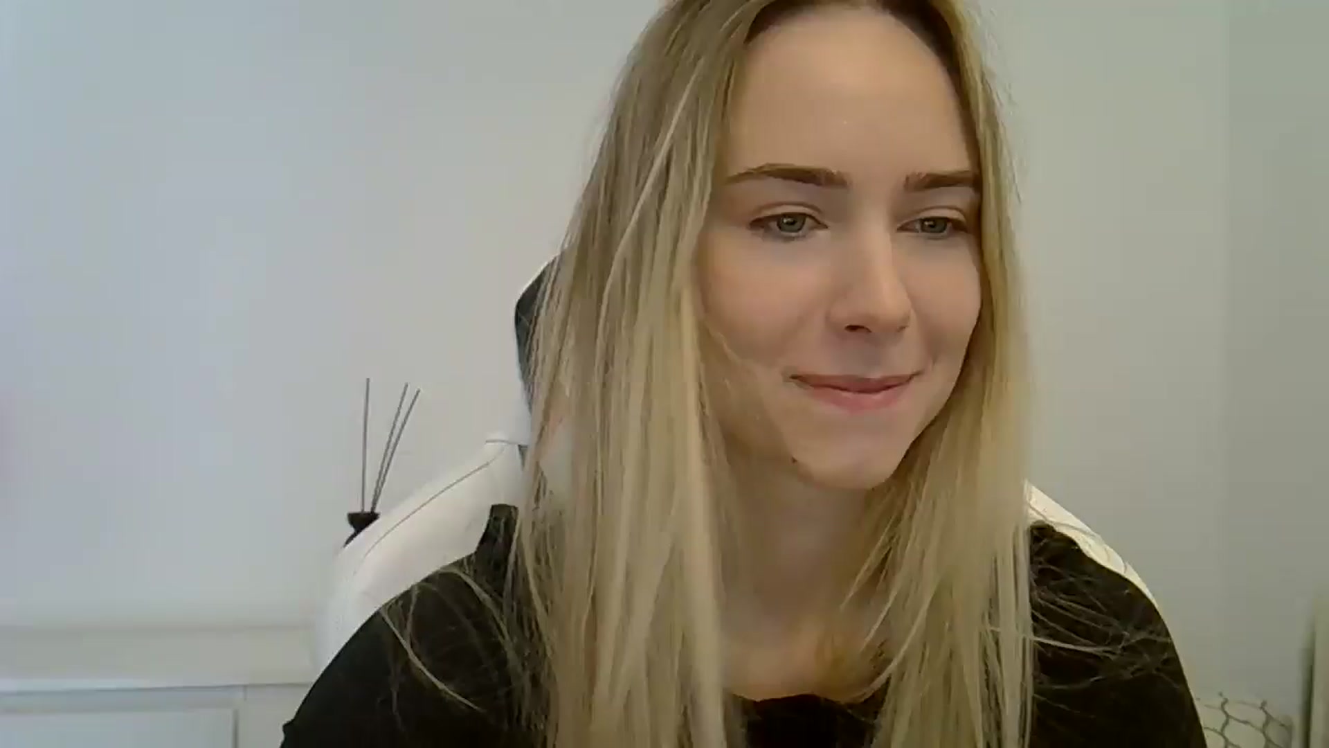Gallery image thumbnail from OxAlisa's myfreecams stream on, 06/02/2025, 09:48 image 11 of 20
