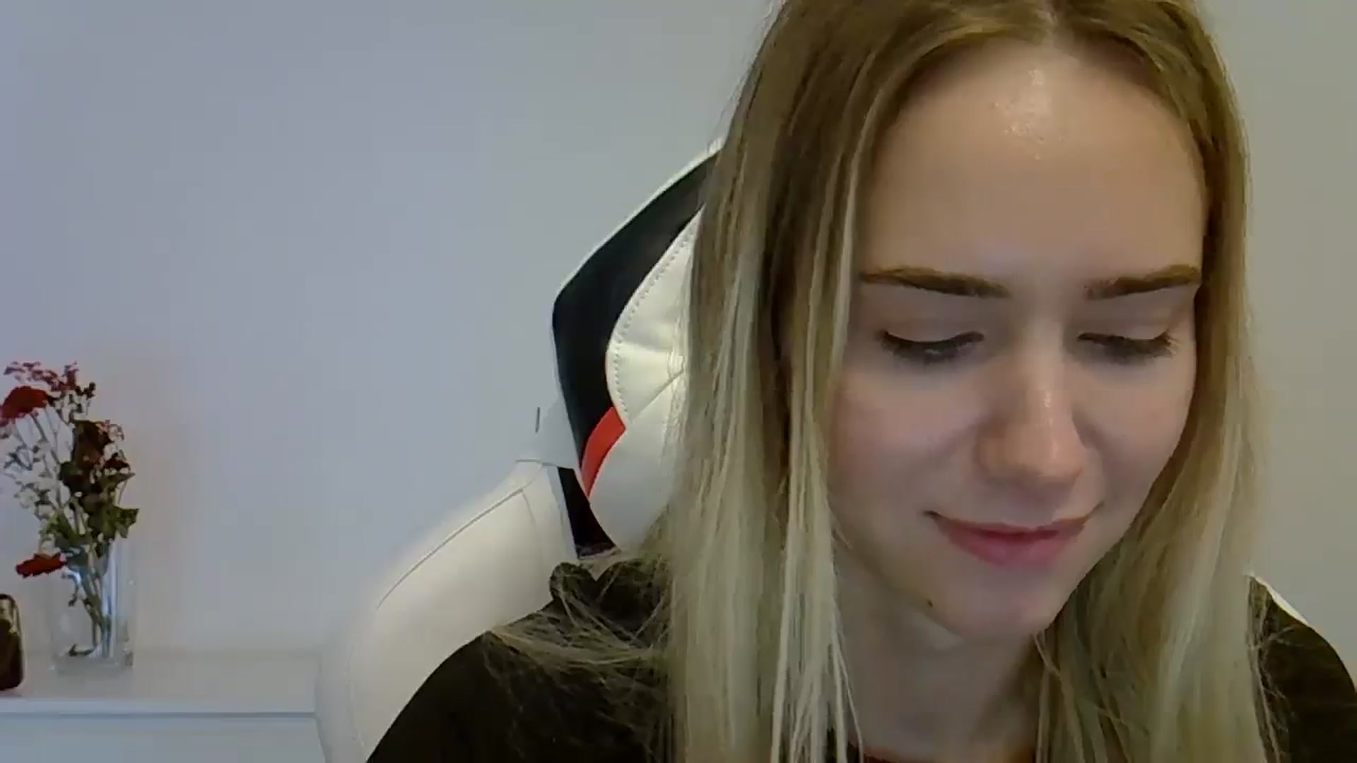 Gallery image thumbnail from OxAlisa's myfreecams stream on, 06/02/2025, 13:05 image 17 of 20