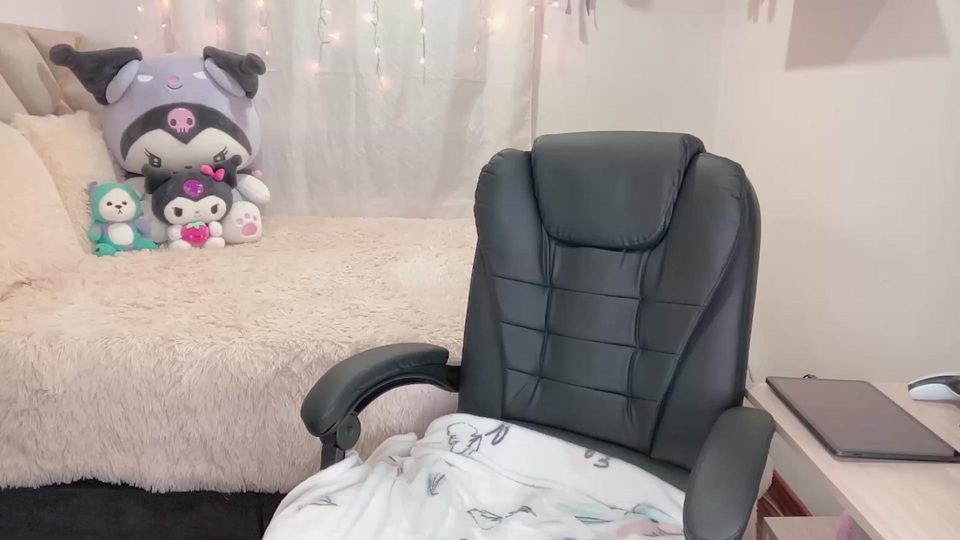 Gallery image thumbnail from Oxxme_'s myfreecams stream on, 10/17/2024, 01:02 image 16 of 20