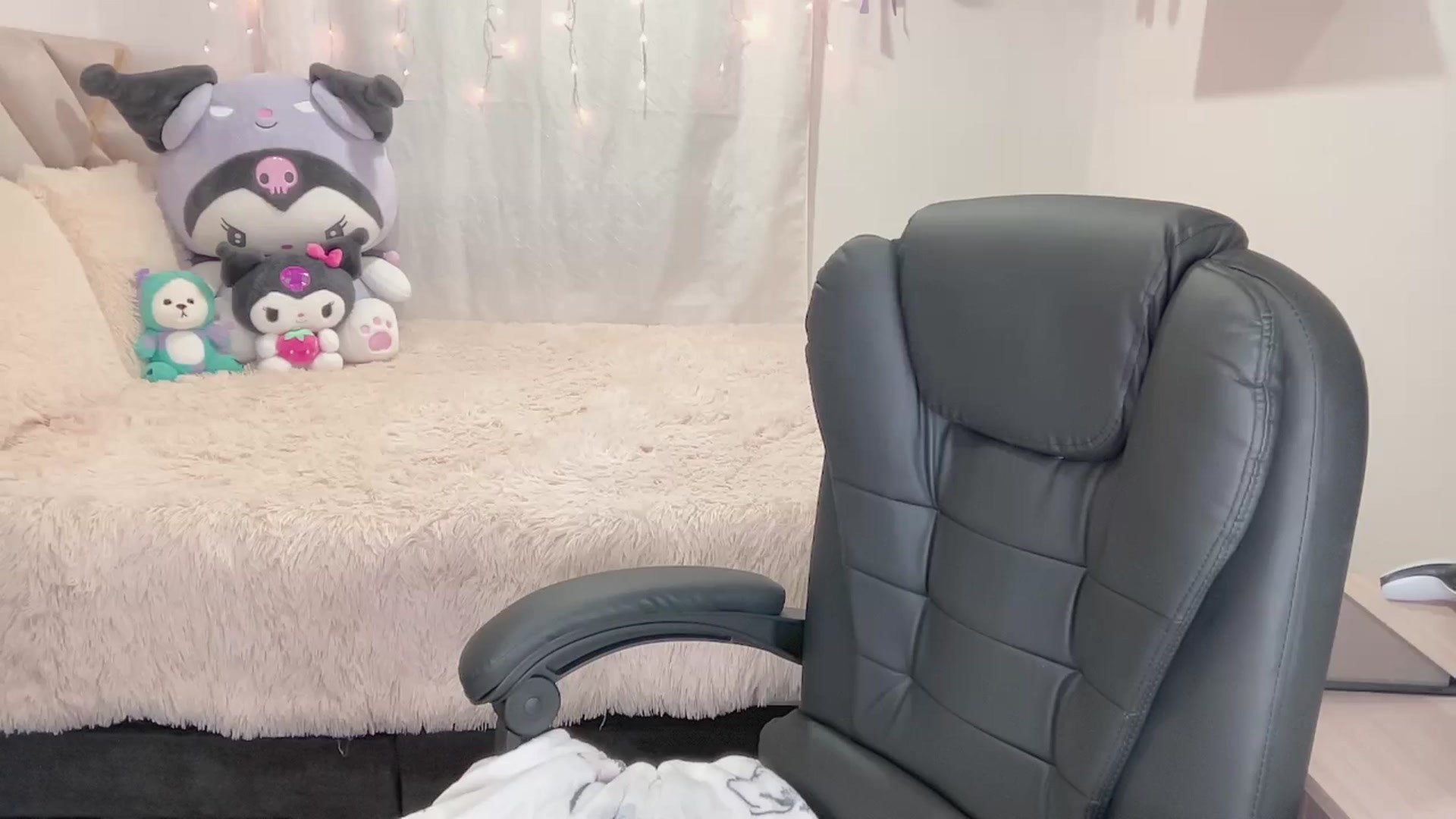 Gallery image thumbnail from Oxxme_'s myfreecams stream on, 10/17/2024, 04:26 image 6 of 20