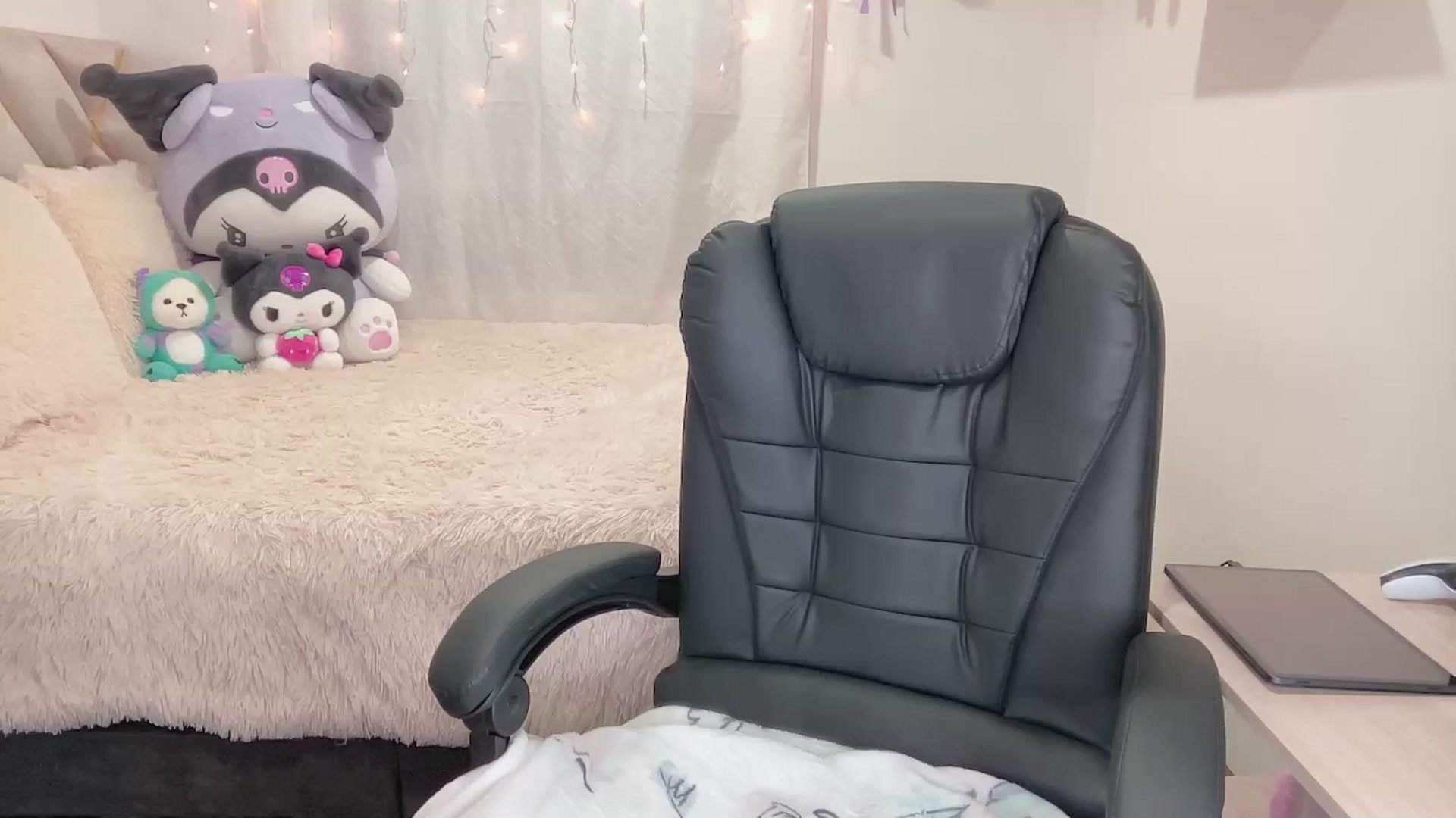 Gallery image thumbnail from Oxxme_'s myfreecams stream on, 10/17/2024, 04:26 image 19 of 20