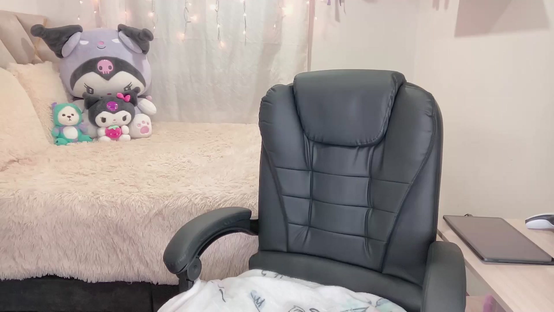 Gallery image thumbnail from Oxxme_'s myfreecams stream on, 10/17/2024, 04:26 image 20 of 20