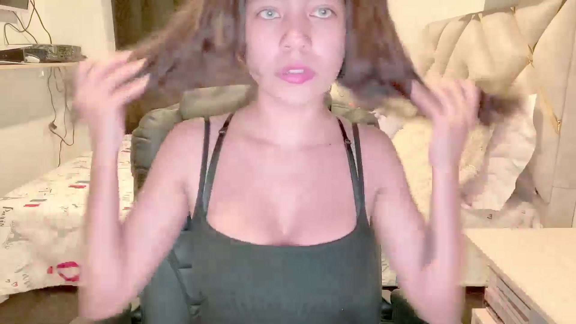 Gallery image thumbnail from Oxxme_'s myfreecams stream on, 04/05/2025, 01:44 image 19 of 20
