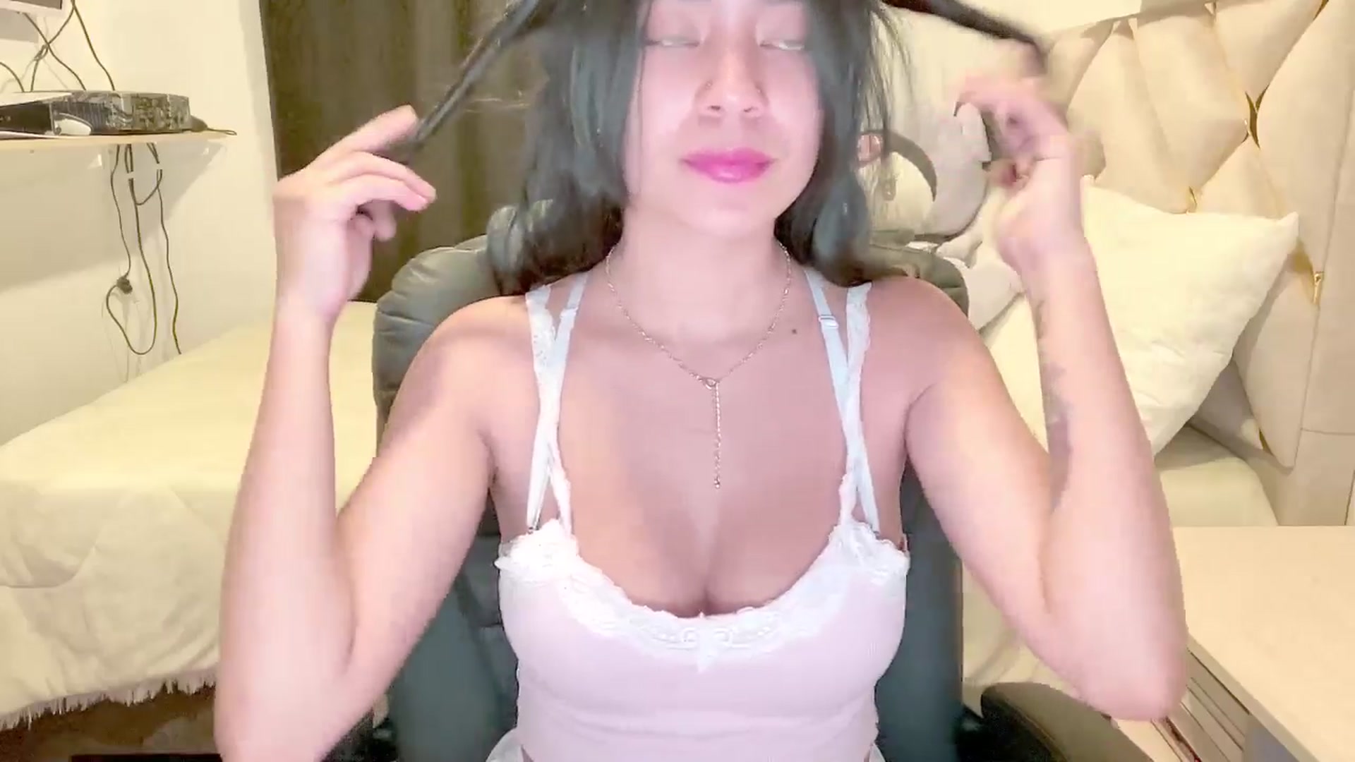 Gallery image thumbnail from Oxxme_'s myfreecams stream on, 05/02/2025, 06:02 image 7 of 20