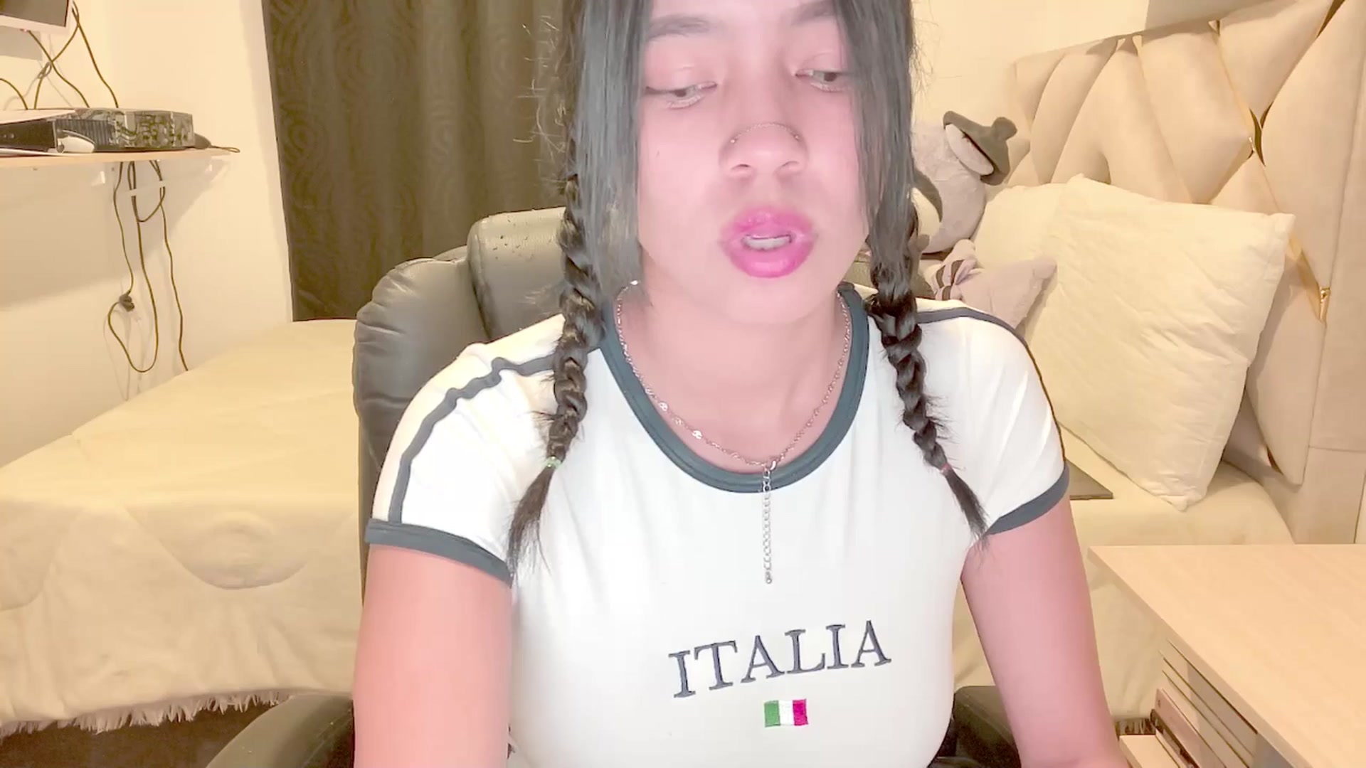 Gallery image thumbnail from Oxxme_'s myfreecams stream on, 05/03/2025, 01:37 image 2 of 20