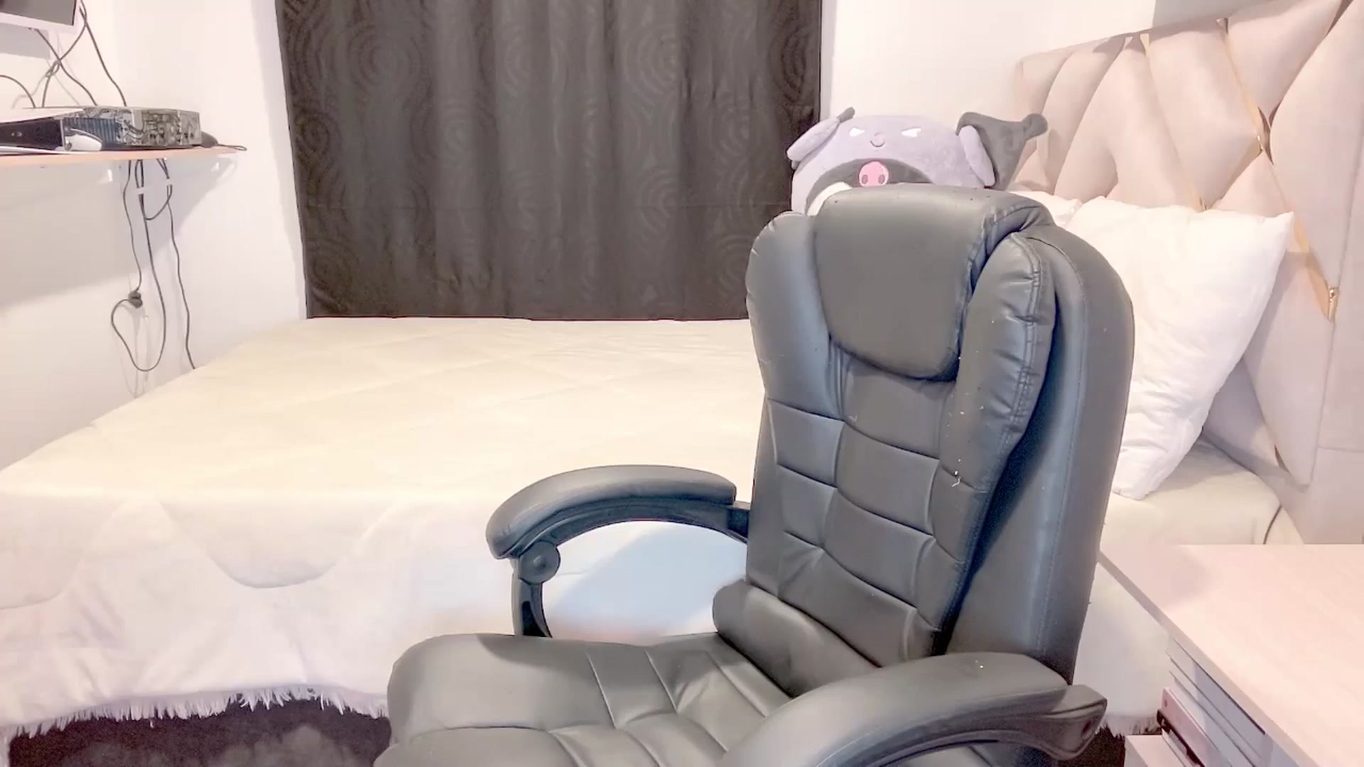 Gallery image thumbnail from Oxxme_'s myfreecams stream on, 05/04/2025, 03:07 image 2 of 20