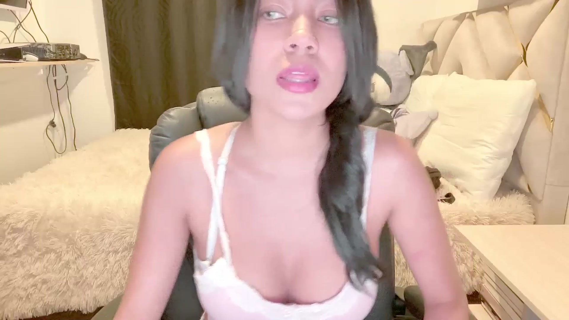 Gallery image thumbnail from Oxxme_'s myfreecams stream on, 05/07/2025, 05:04 image 4 of 20