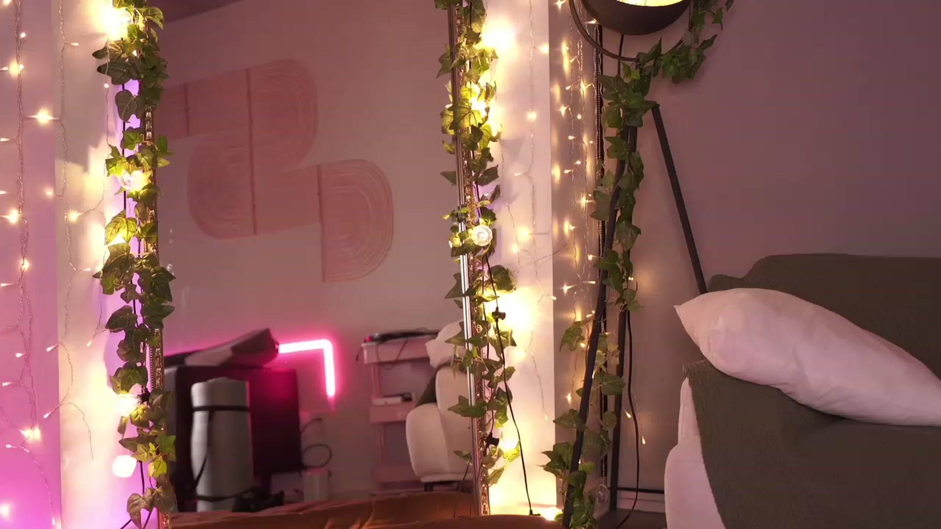 Gallery image thumbnail from Paige's myfreecams stream on, 05/06/2023, 03:02 image 9 of 20
