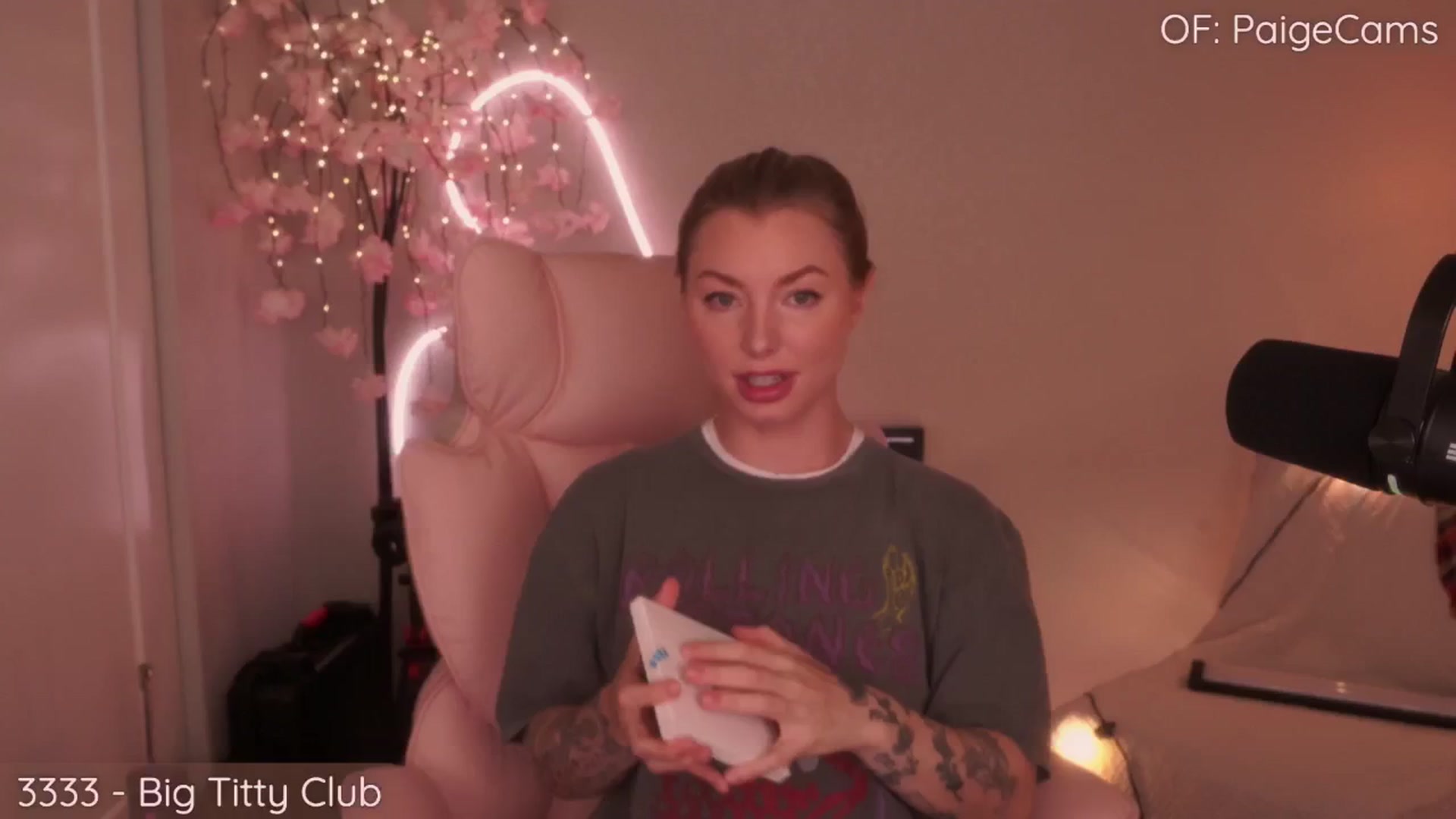 Gallery image thumbnail from Paige's myfreecams stream on, 08/01/2025, 24:33 image 1 of 20