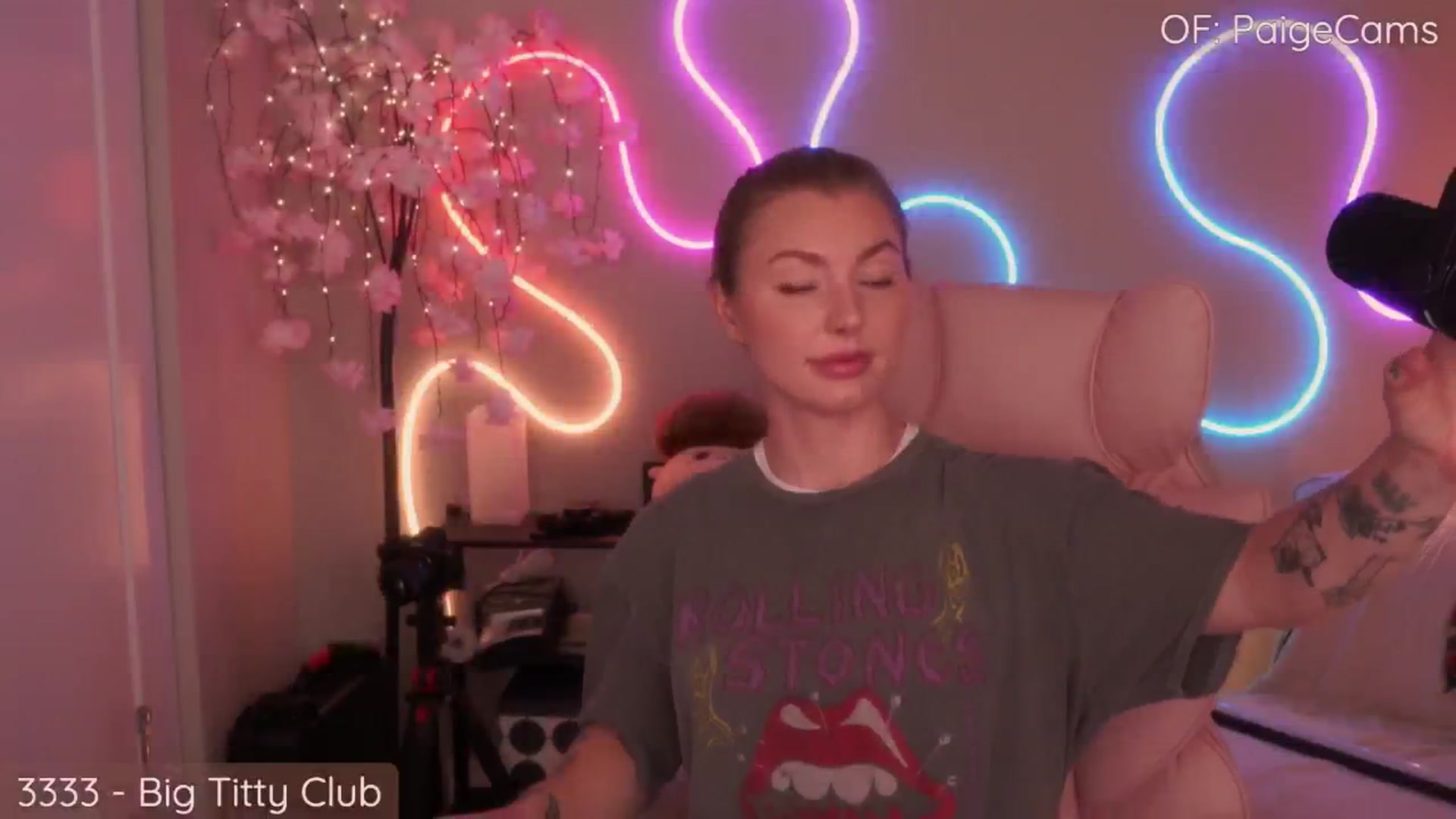 Gallery image thumbnail from Paige's myfreecams stream on, 08/01/2025, 24:33 image 6 of 20