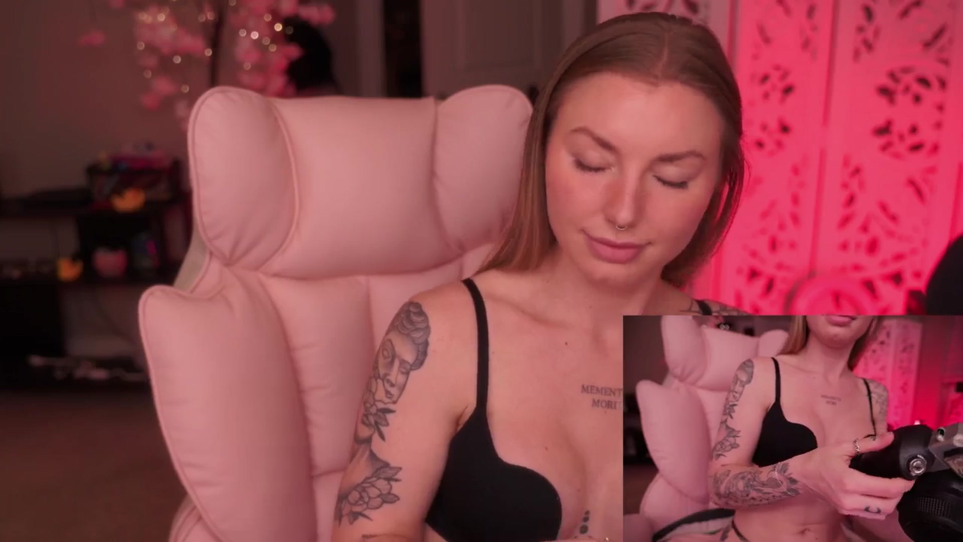 Gallery image thumbnail from Paige's myfreecams stream on, 12/23/2025, 04:49 image 16 of 20