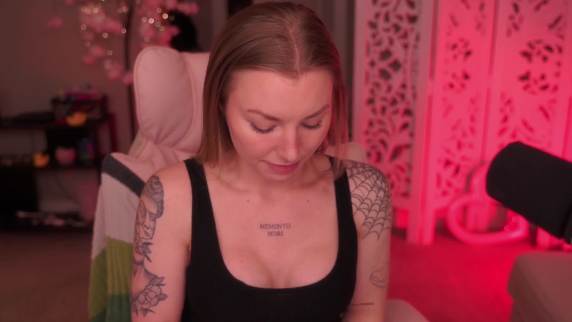 Gallery image thumbnail from Paige's myfreecams stream on, 12/23/2025, 04:49 image 4 of 20