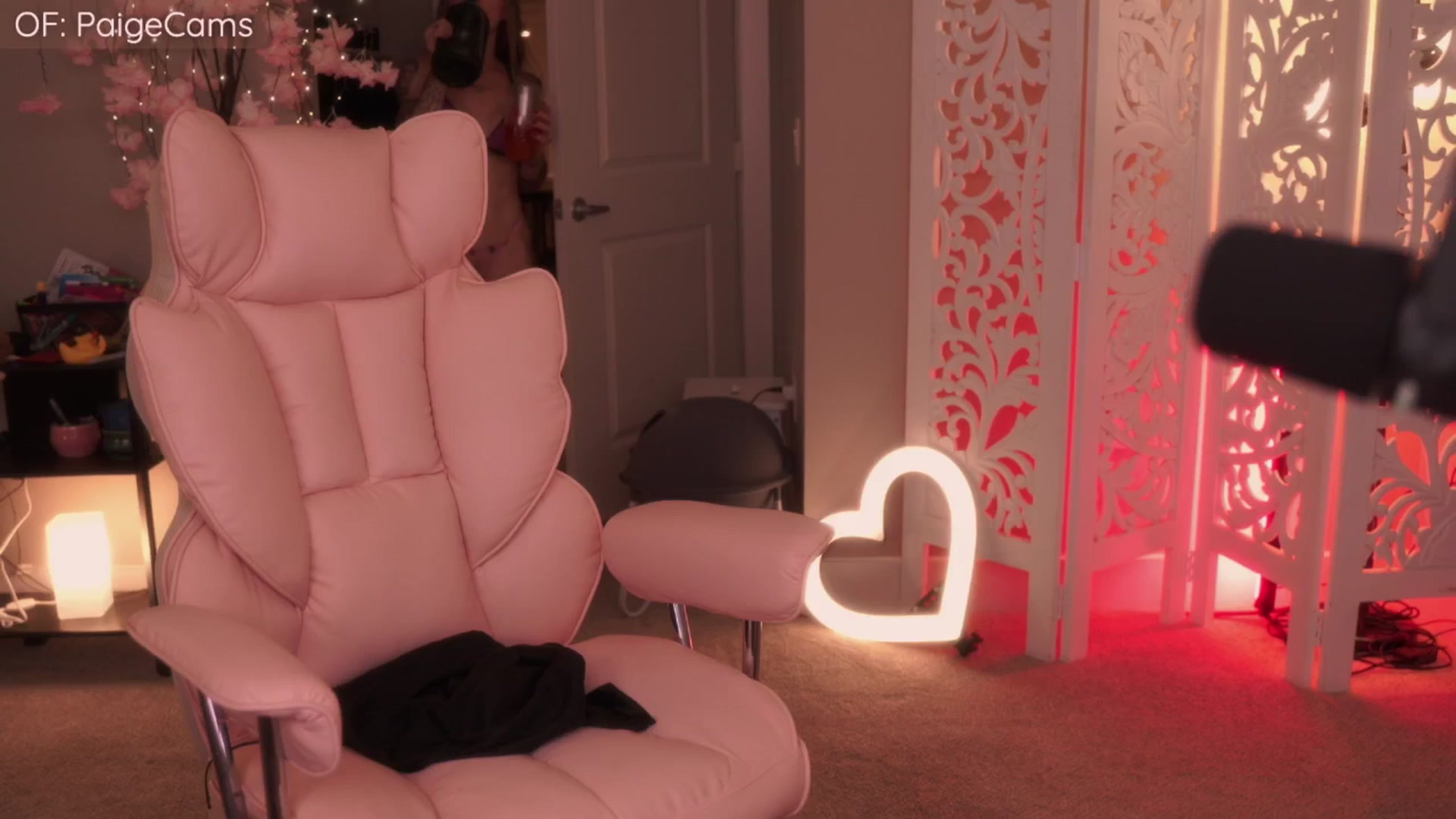 Gallery image thumbnail from Paige's myfreecams stream on, 04/18/2026, 06:21 image 3 of 20
