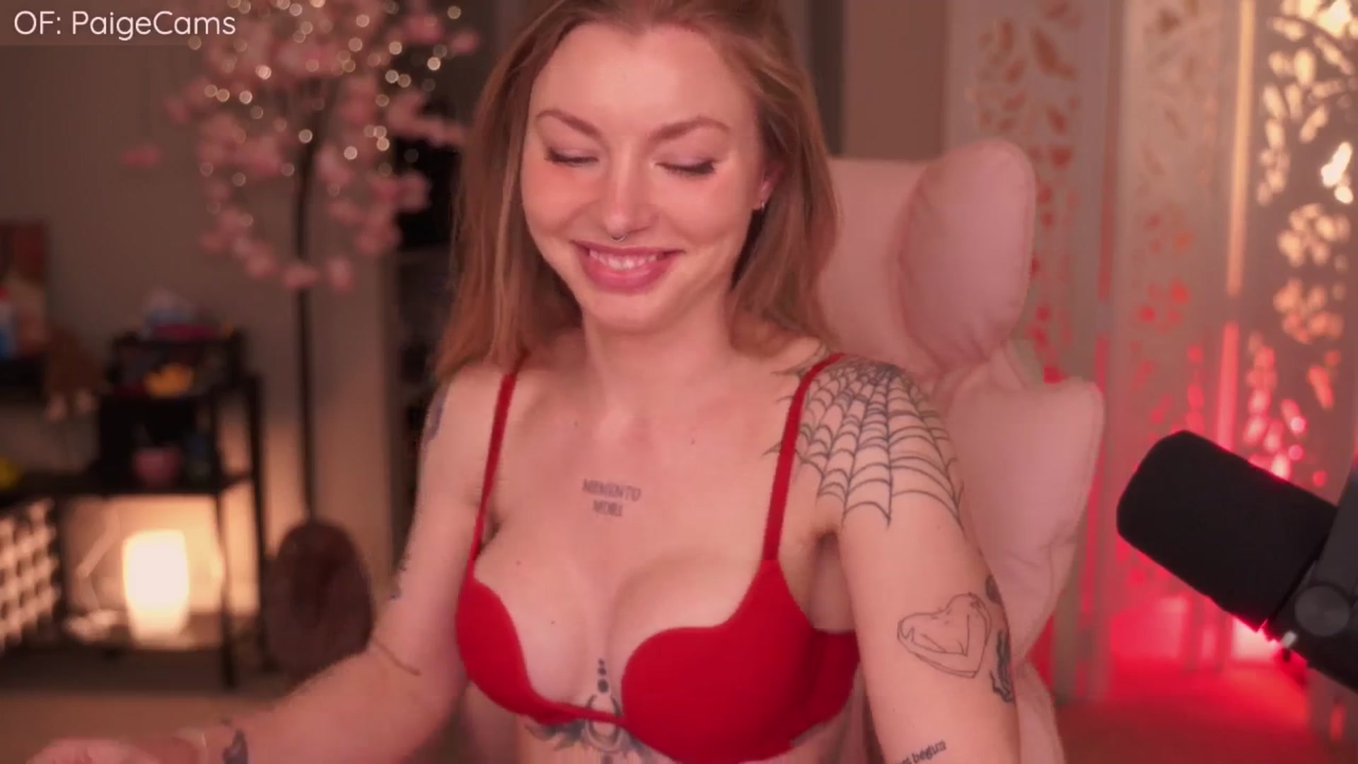 Gallery image thumbnail from Paige's myfreecams stream on, 04/25/2026, 02:18 image 16 of 20