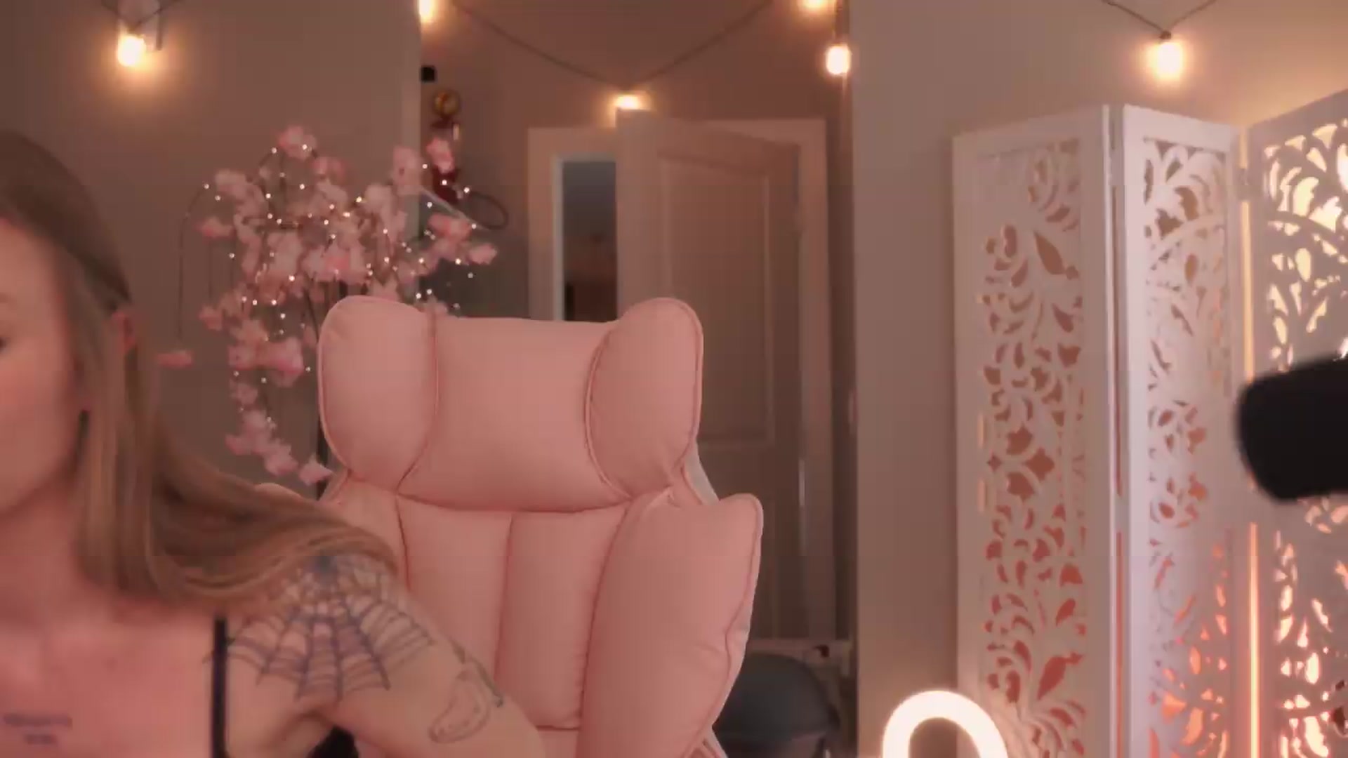 Gallery image thumbnail from Paige's myfreecams stream on, 09/06/2026, 23:25 image 7 of 20