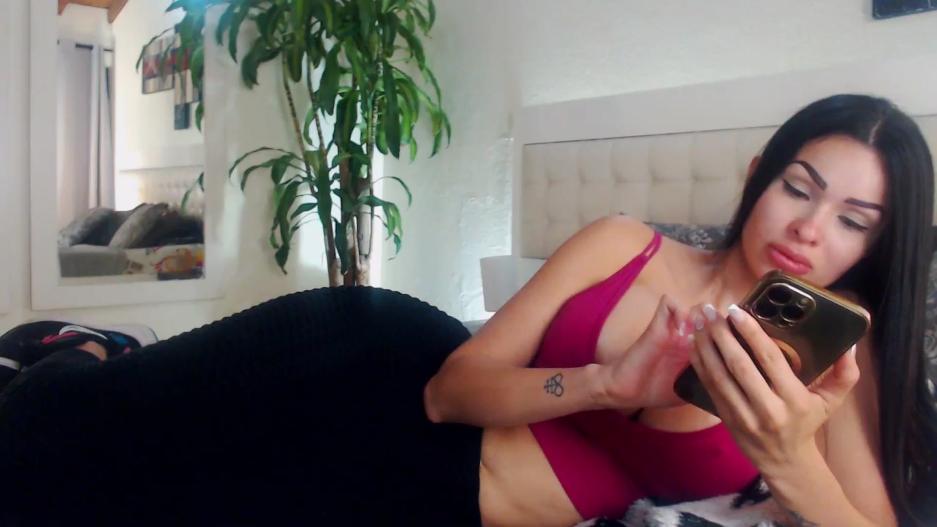 Gallery image thumbnail from Pamelas_'s myfreecams stream on, 04/20/2025, 23:15 image 4 of 20