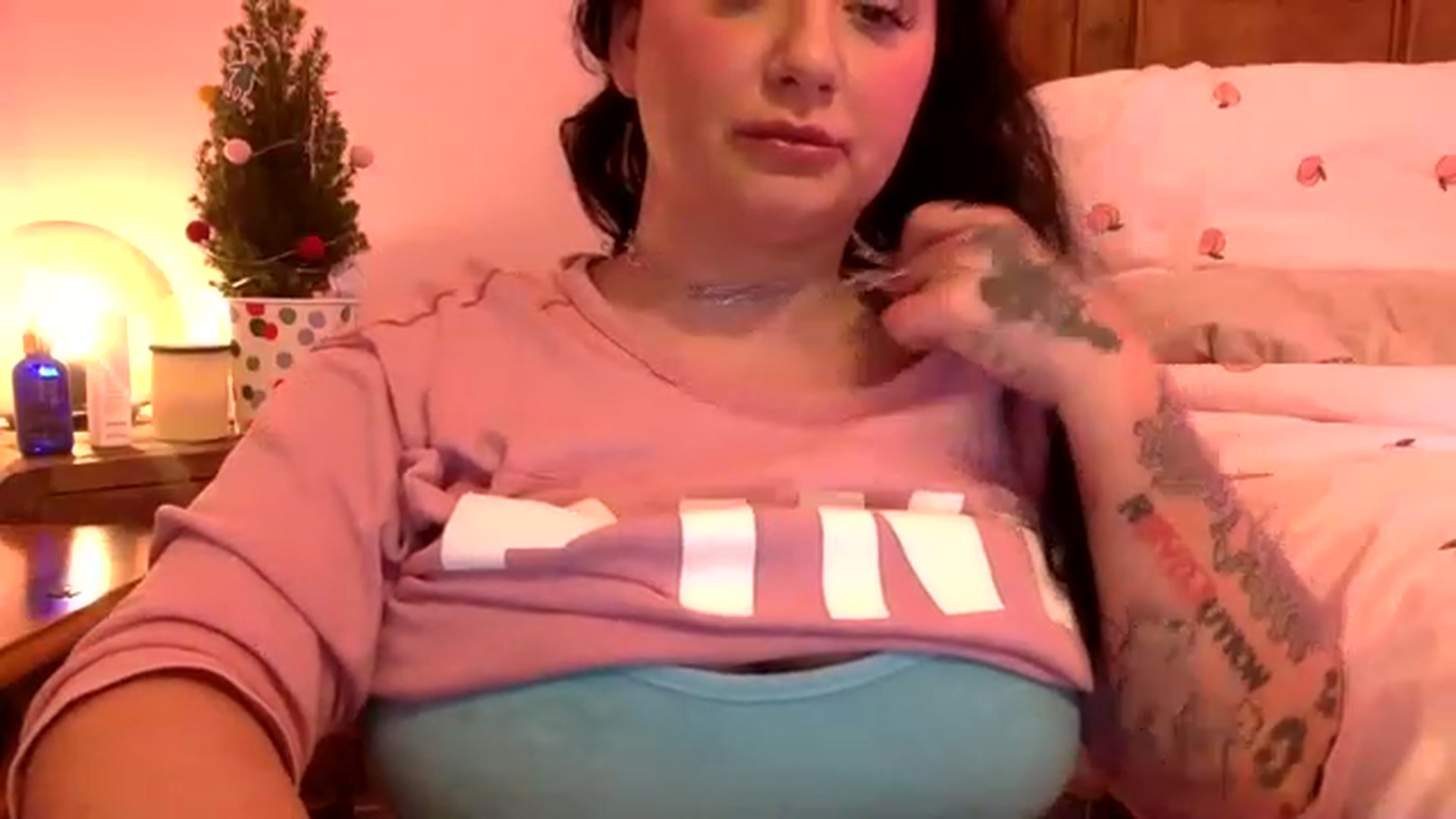 Gallery image thumbnail from Pandabella's myfreecams stream on, 12/04/2022, 24:06 image 18 of 20