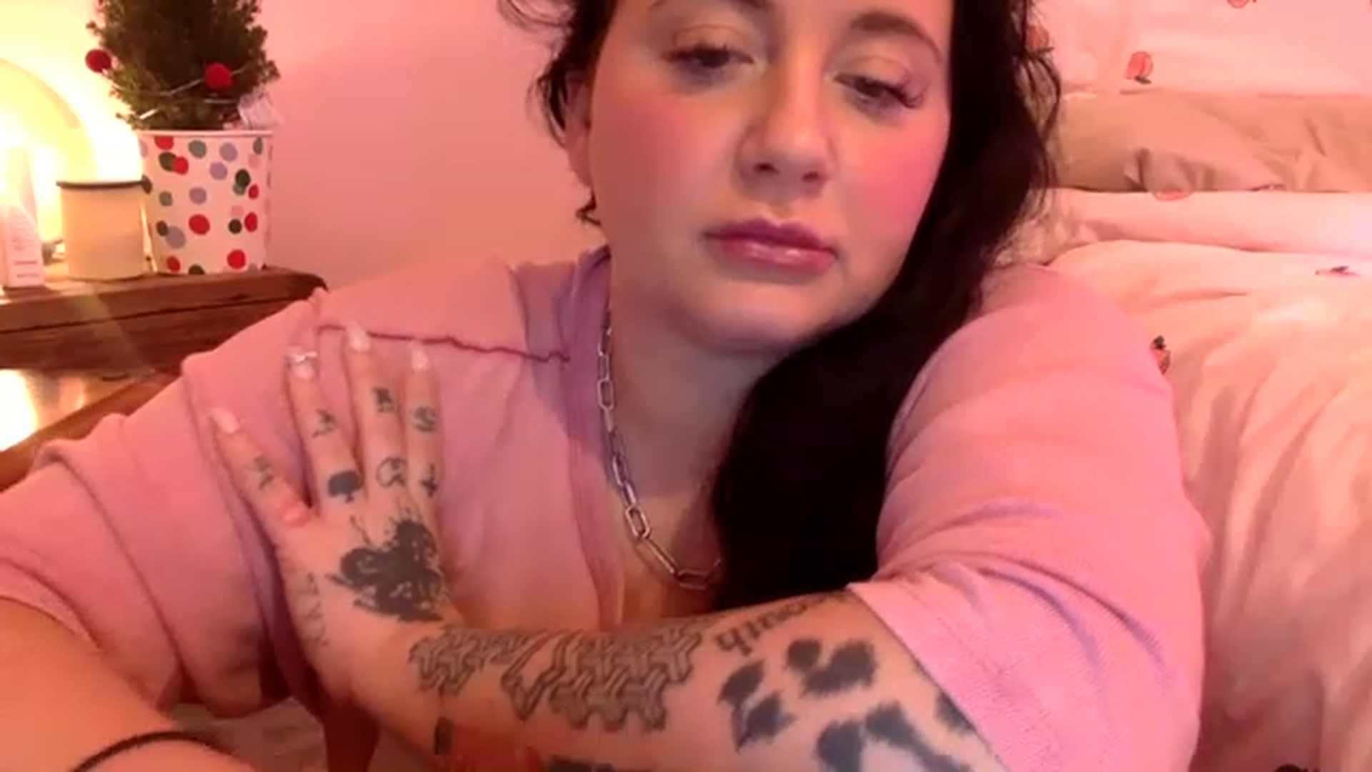 Gallery image thumbnail from Pandabella's myfreecams stream on, 12/04/2022, 24:06 image 20 of 20