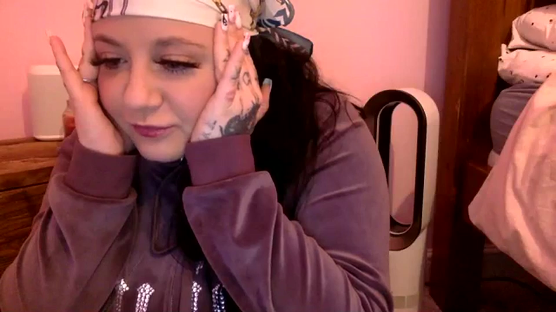 Gallery image thumbnail from Pandabella's myfreecams stream on, 11/07/2023, 03:46 image 10 of 20