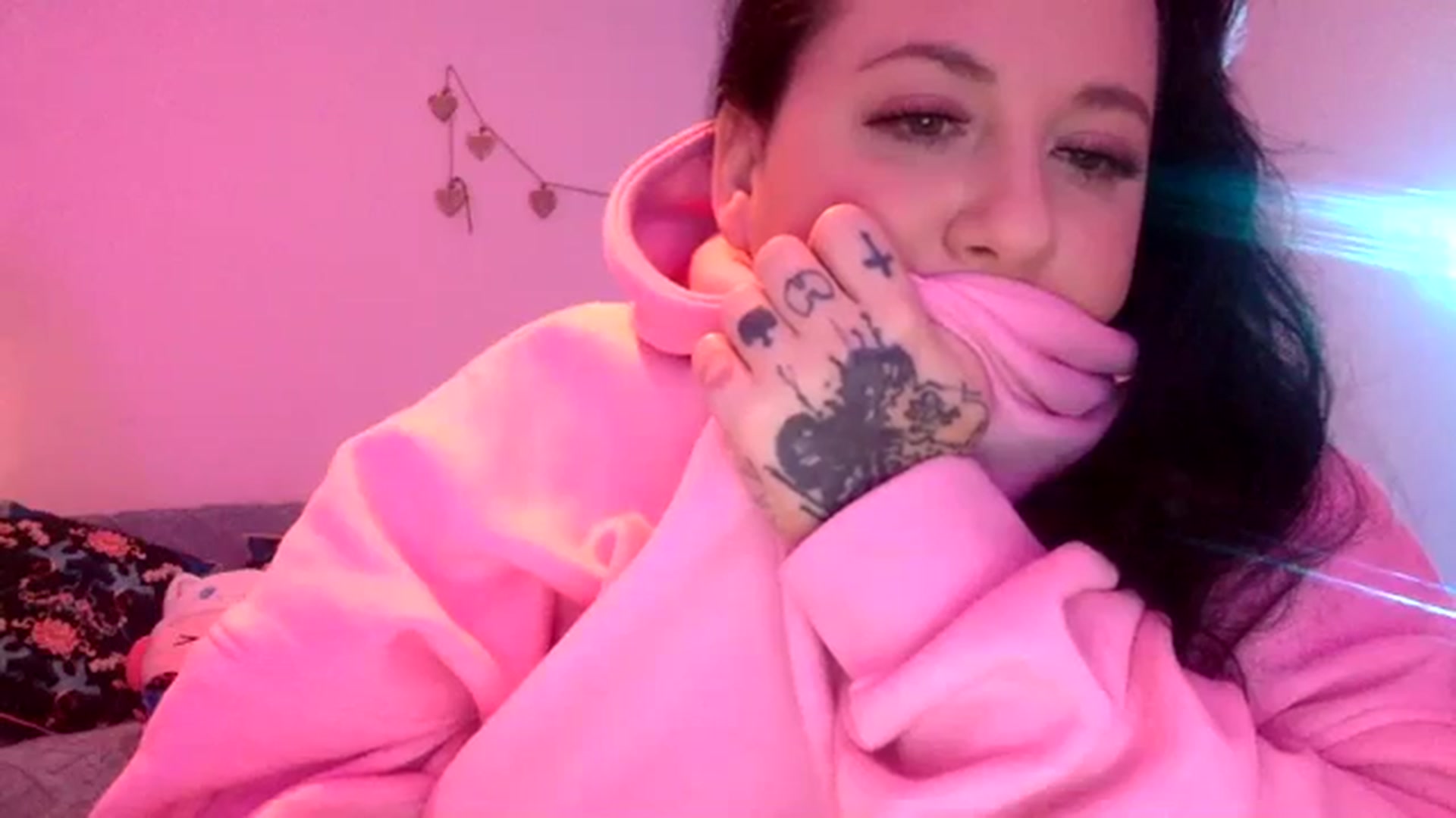 Gallery image thumbnail from Pandabella's myfreecams stream on, 12/16/2023, 07:58 image 4 of 20