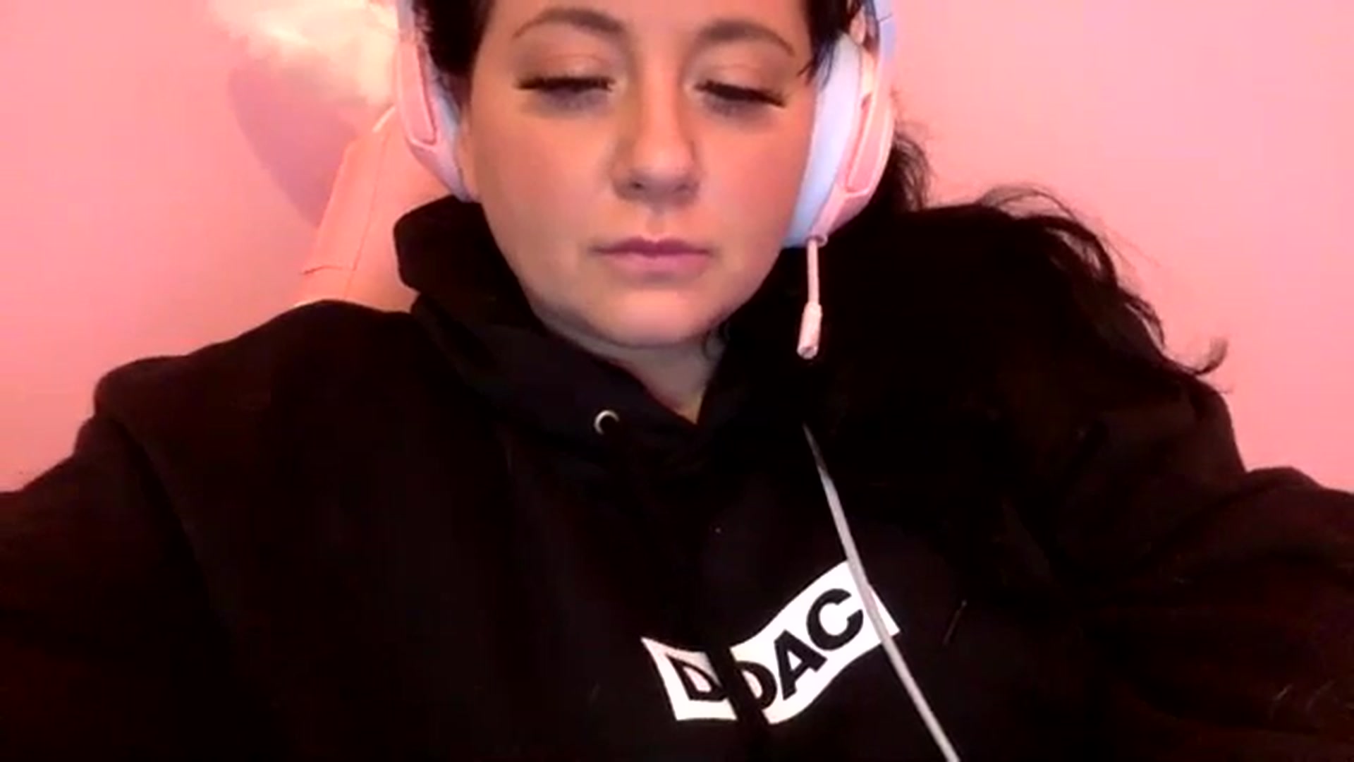 Gallery image thumbnail from Pandabella's myfreecams stream on, 03/31/2024, 18:06 image 10 of 20