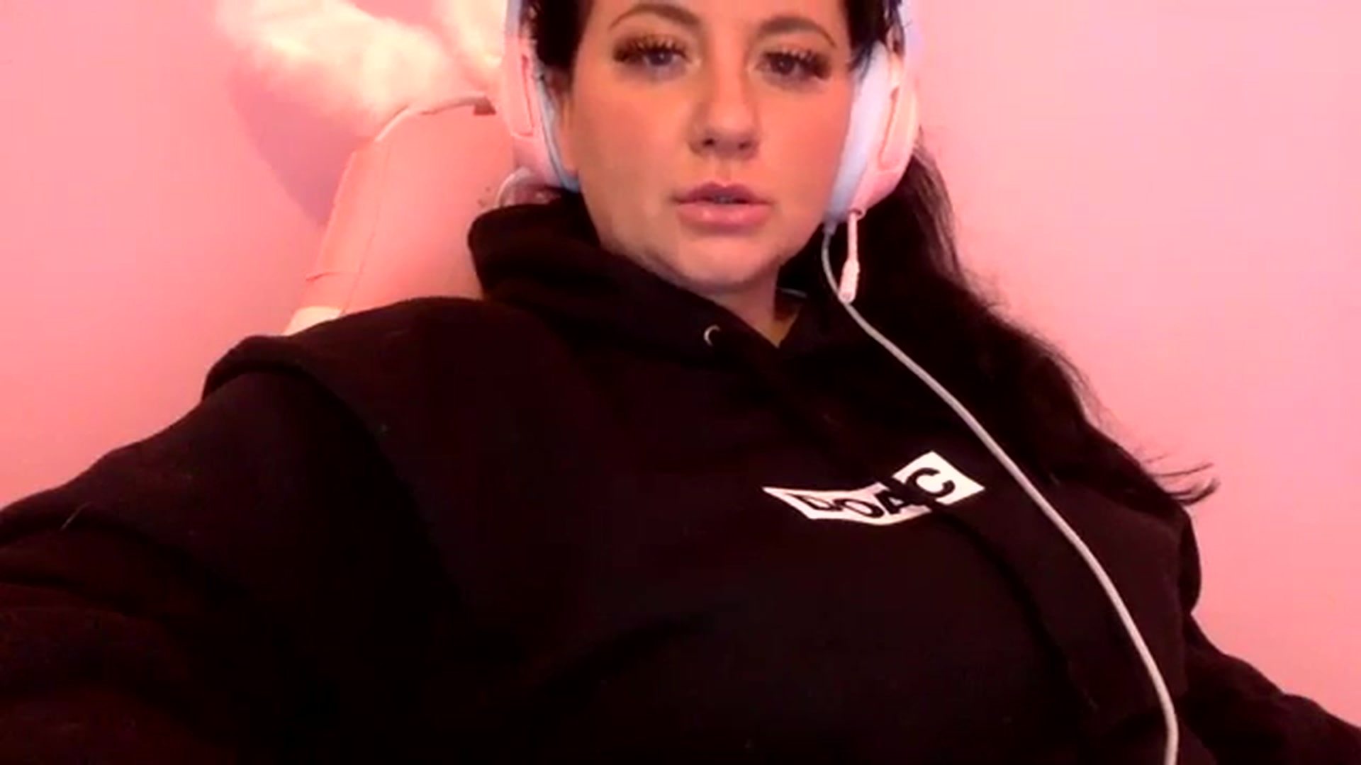 Gallery image thumbnail from Pandabella's myfreecams stream on, 03/31/2024, 18:06 image 8 of 20