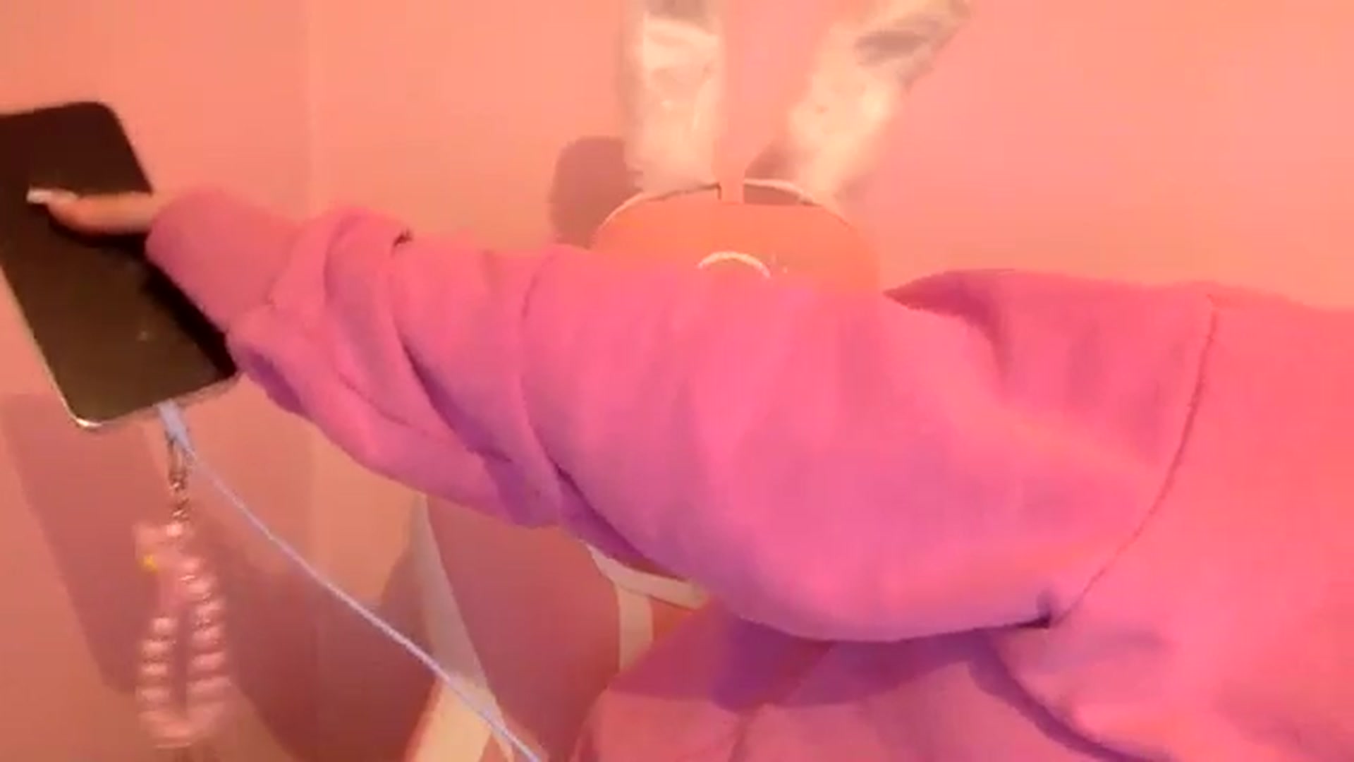 Gallery image thumbnail from Pandabella's myfreecams stream on, 04/16/2024, 21:37 image 7 of 20