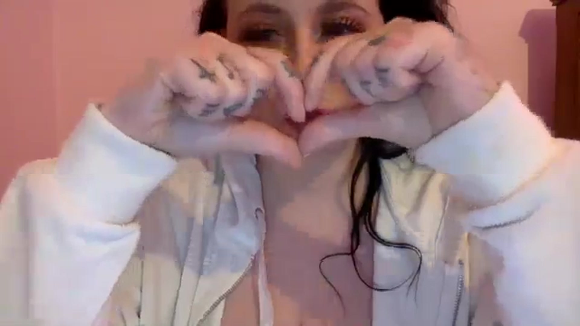 Gallery image thumbnail from Pandabella's myfreecams stream on, 05/02/2024, 24:20 image 8 of 20