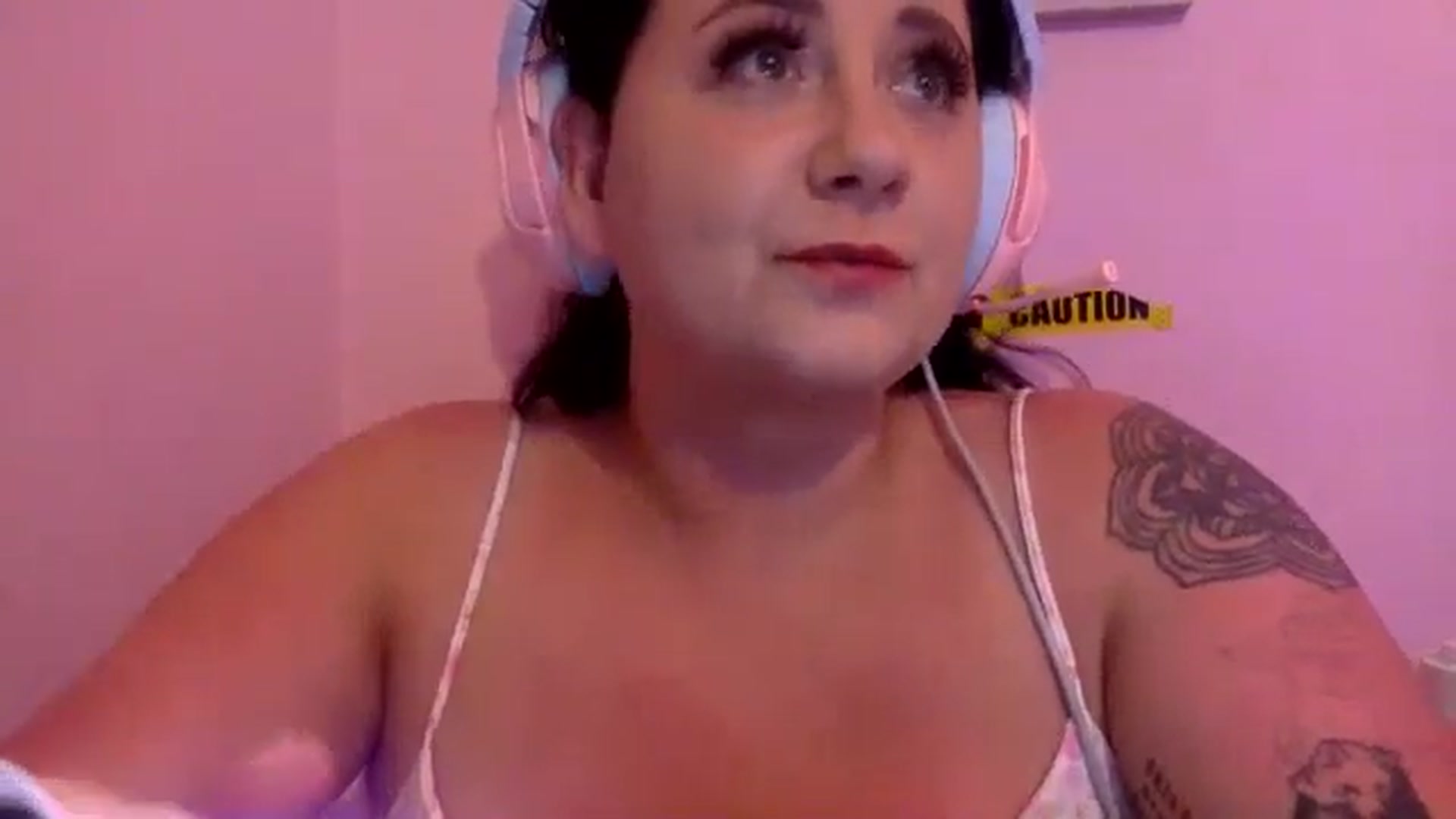 Gallery image thumbnail from Pandabella's myfreecams stream on, 05/12/2024, 21:41 image 17 of 20