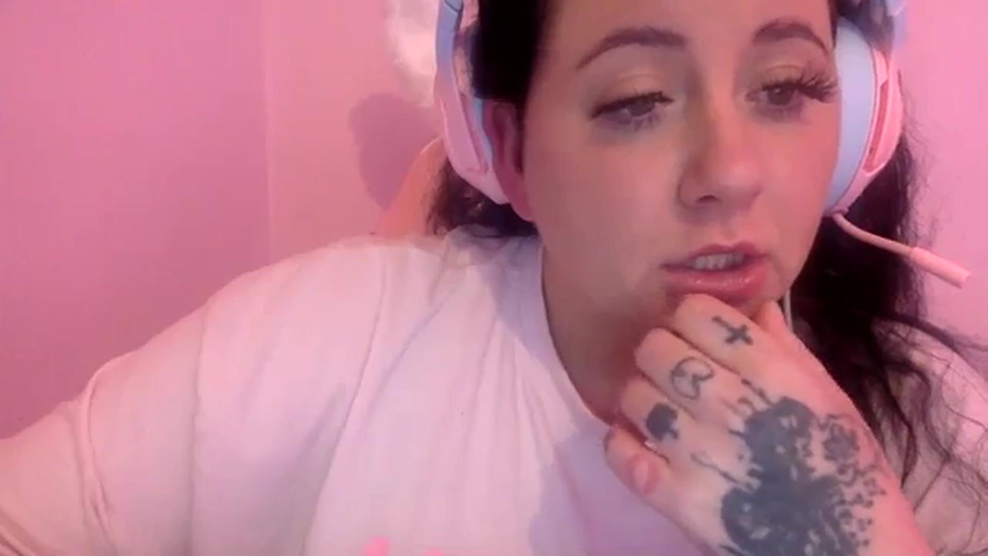 Gallery image thumbnail from Pandabella's myfreecams stream on, 05/16/2024, 24:35 image 19 of 20