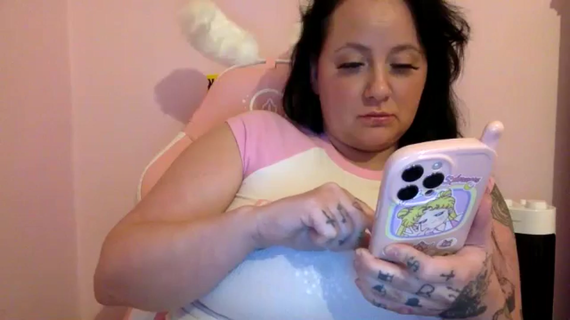 Gallery image thumbnail from Pandabella's myfreecams stream on, 06/17/2024, 24:21 image 6 of 20