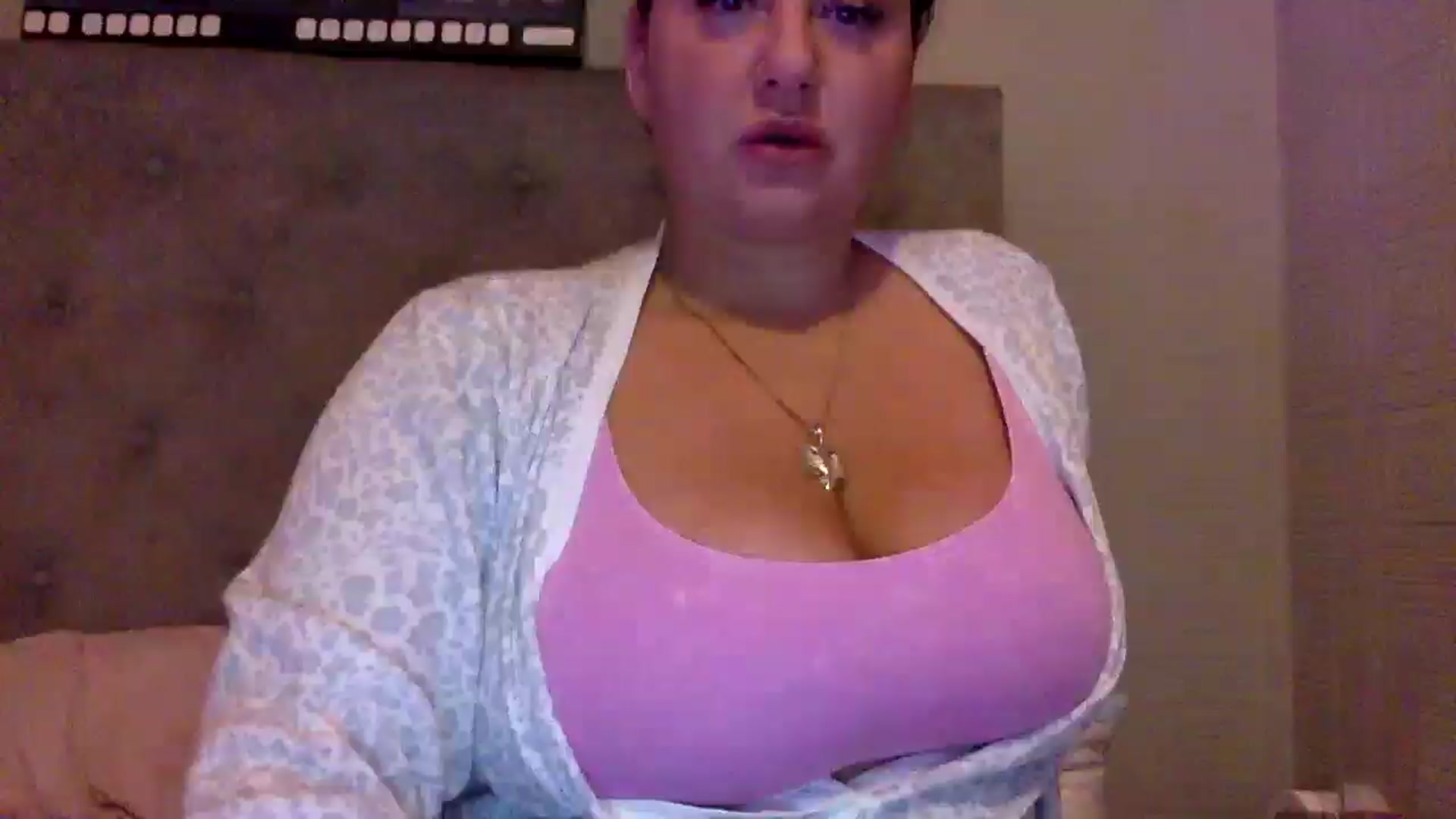Gallery image thumbnail from Pandabella's myfreecams stream on, 01/28/2025, 22:32 image 3 of 20