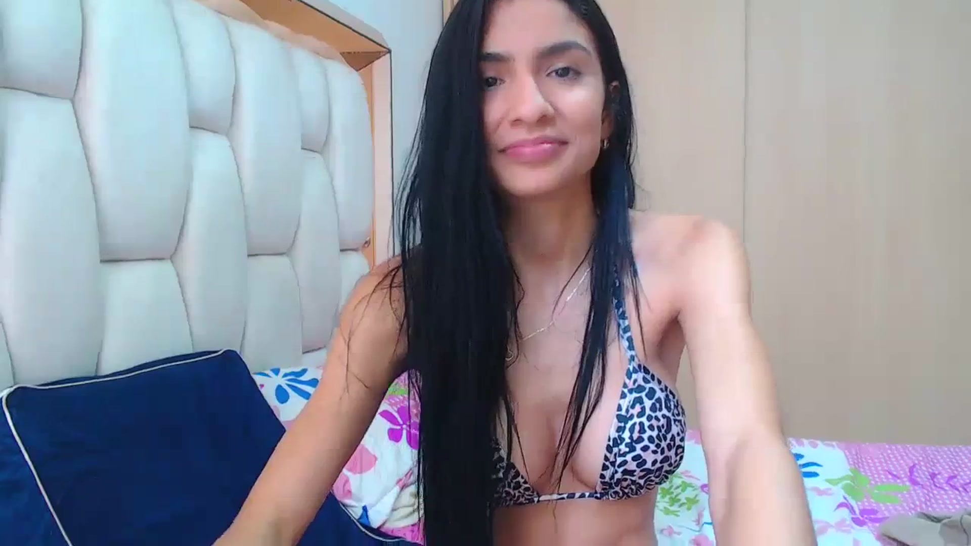 Gallery image thumbnail from Paola_M's myfreecams stream on, 12/29/2023, 17:04 image 18 of 20