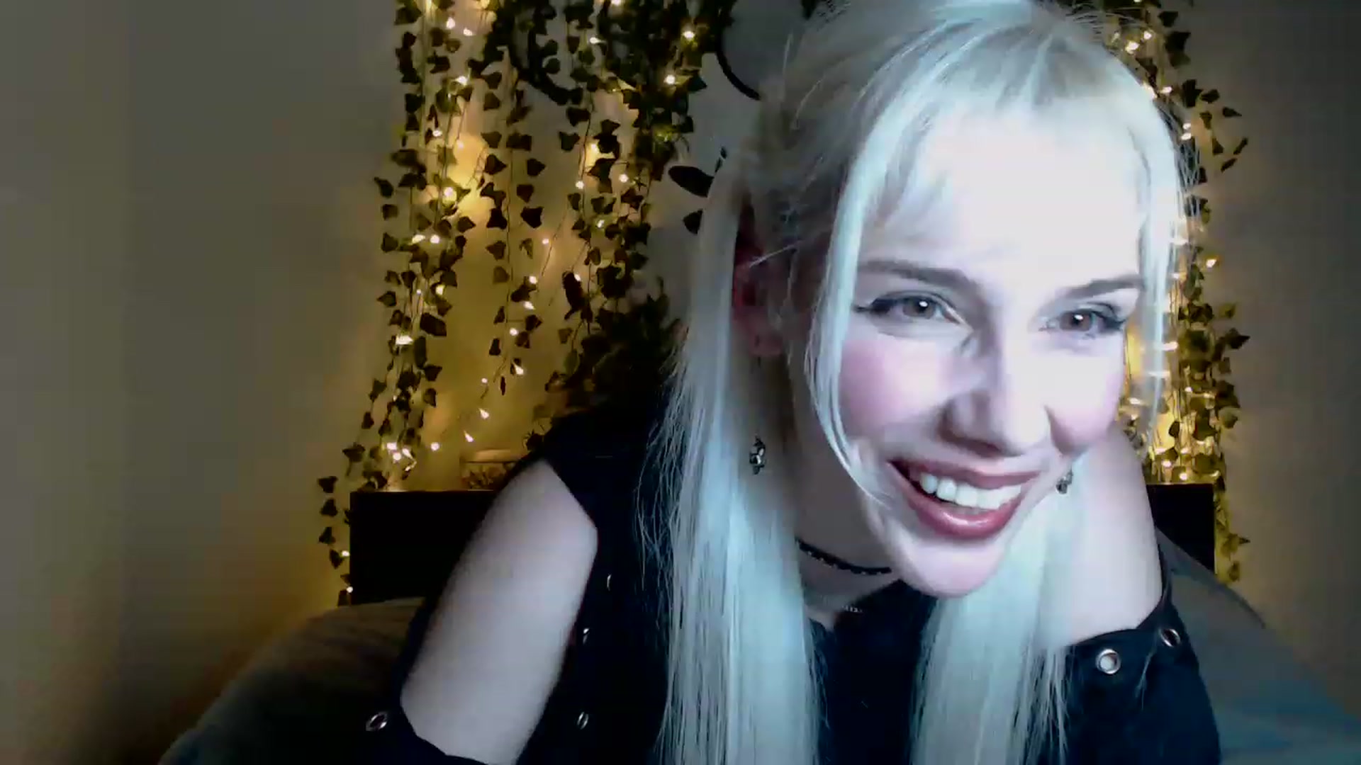 Gallery image thumbnail from PaperTigerRin's myfreecams stream on, 03/18/2023, 07:01 image 8 of 20