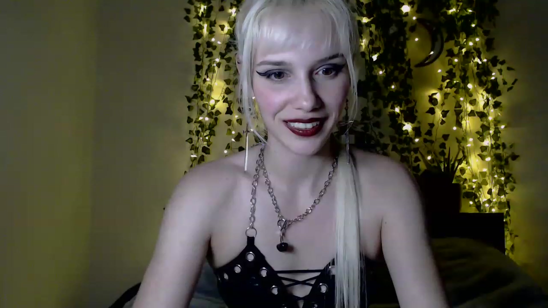 Gallery image thumbnail from PaperTigerRin's myfreecams stream on, 03/19/2023, 07:21 image 15 of 20