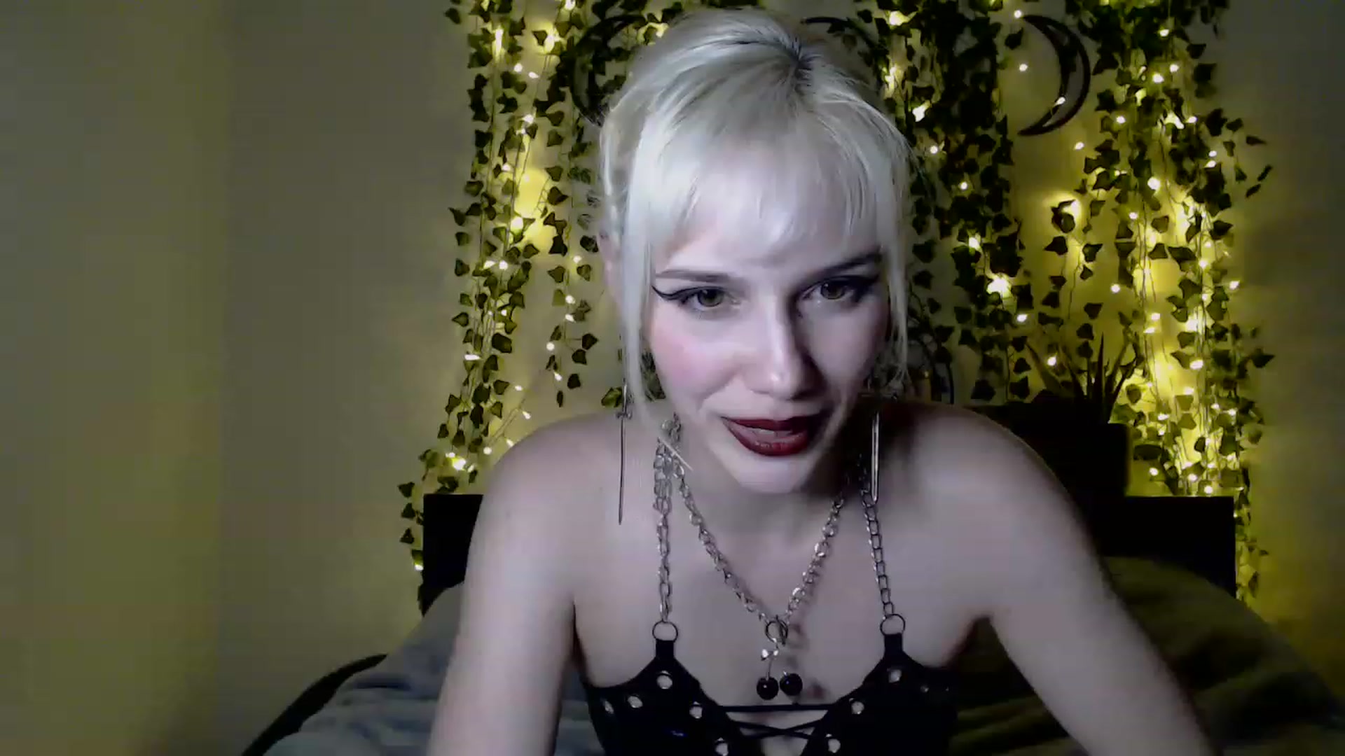 Gallery image thumbnail from PaperTigerRin's myfreecams stream on, 03/19/2023, 07:21 image 6 of 20