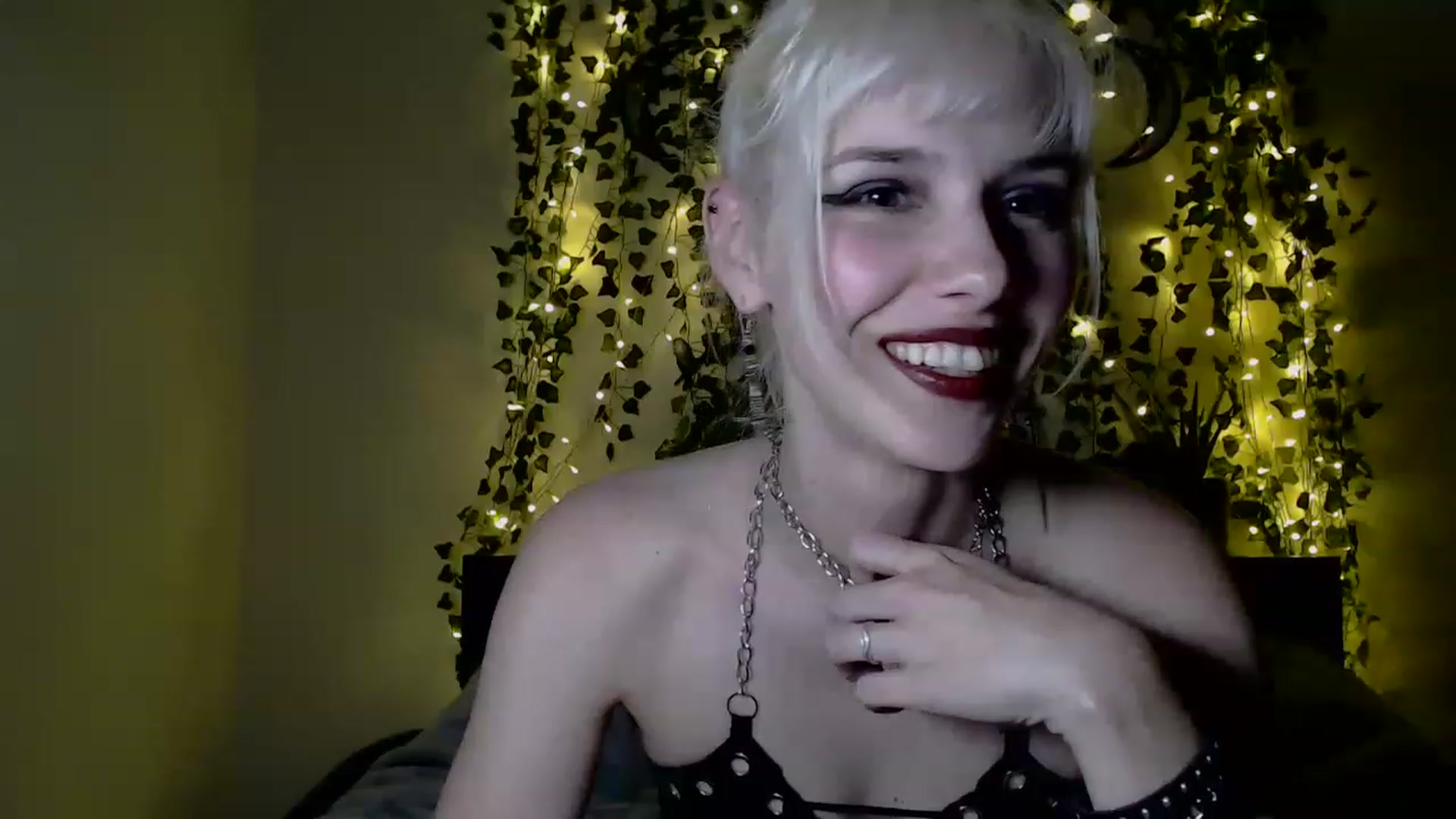 Gallery image thumbnail from PaperTigerRin's myfreecams stream on, 03/19/2023, 07:21 image 12 of 20