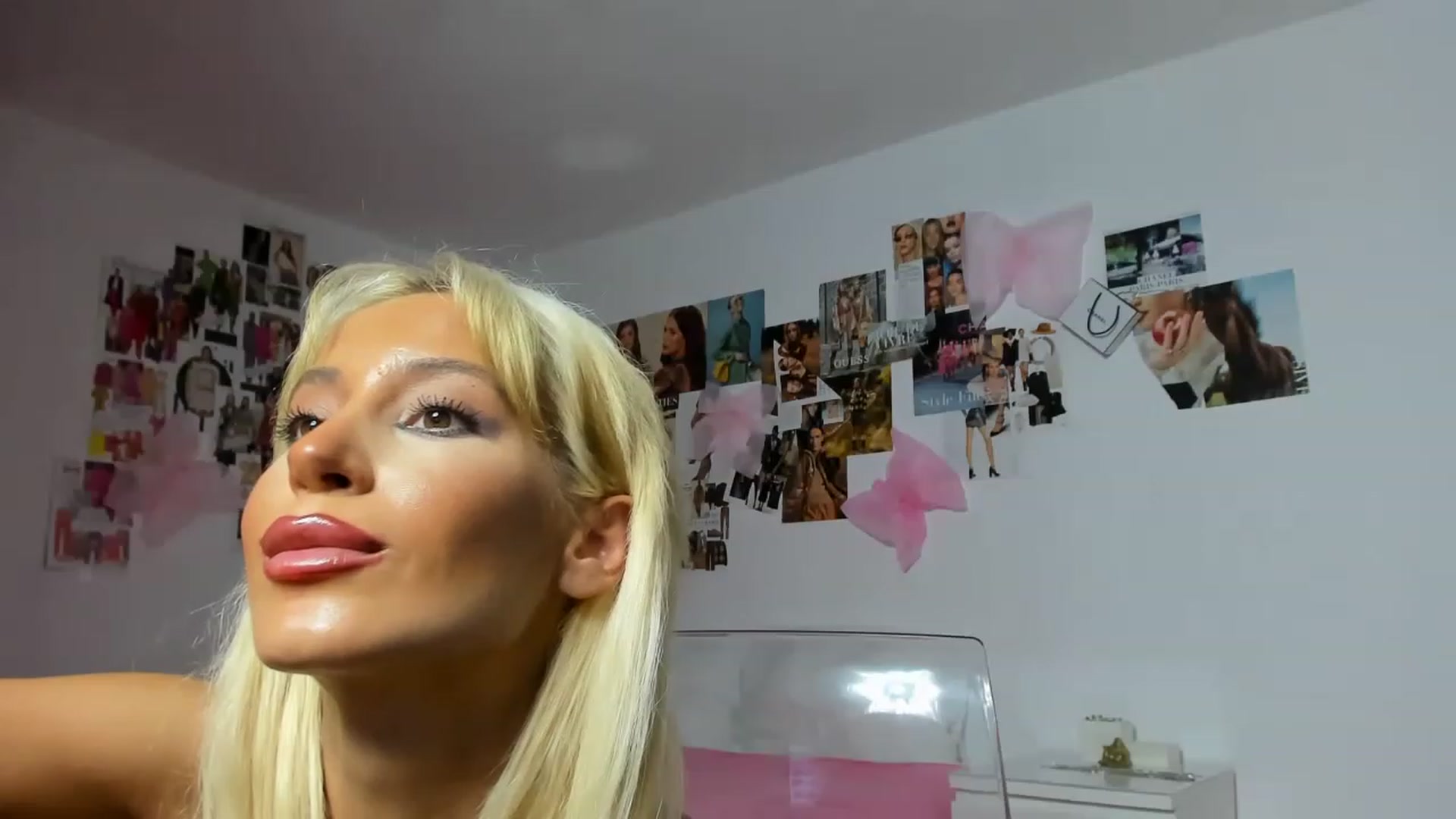 Gallery image thumbnail from PapiiisGirl's myfreecams stream on, 11/26/2022, 23:54 image 9 of 20