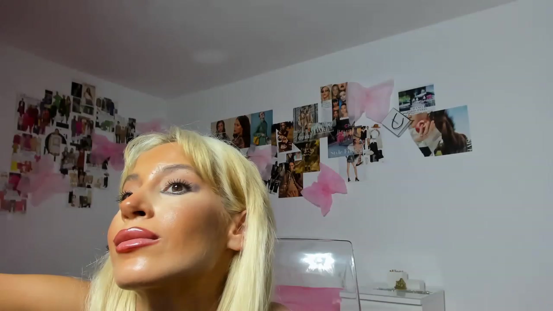 Gallery image thumbnail from PapiiisGirl's myfreecams stream on, 11/26/2022, 23:54 image 11 of 20
