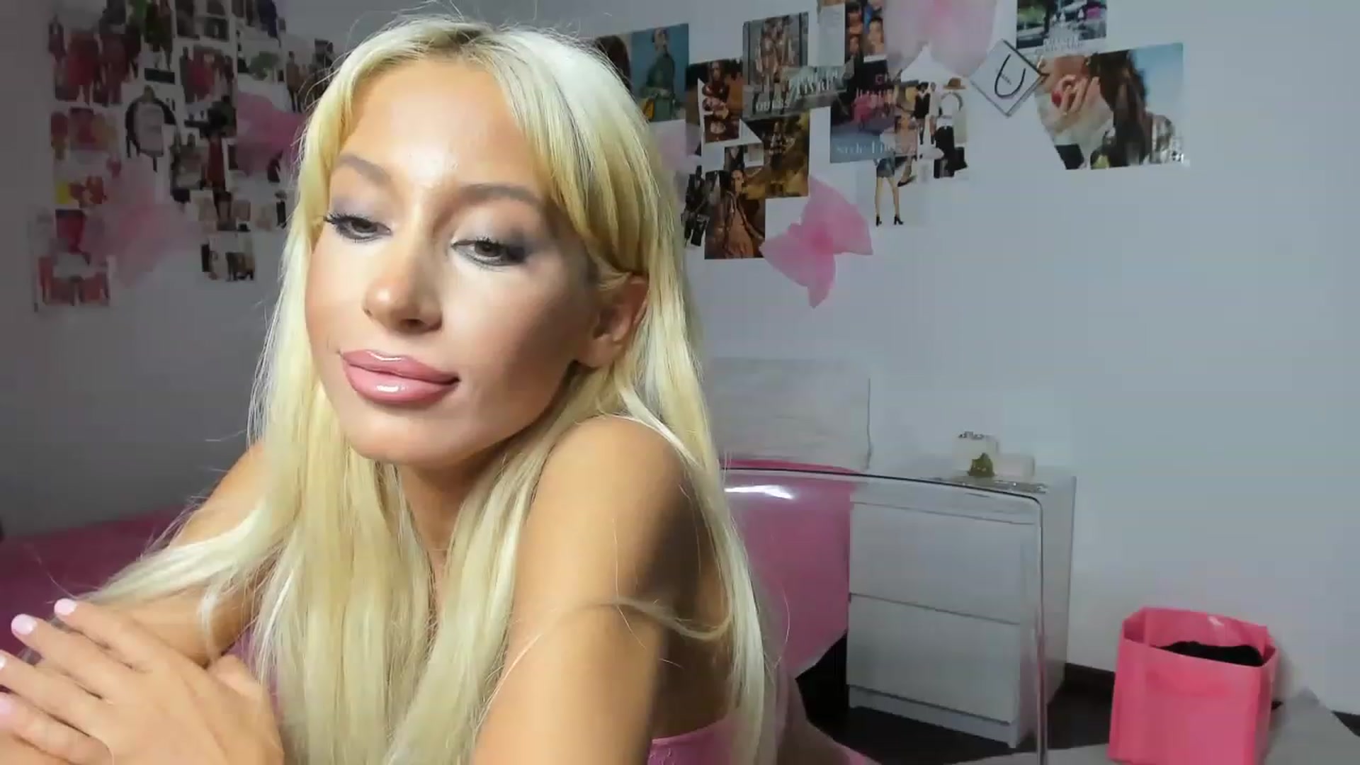 Gallery image thumbnail from PapiiisGirl's myfreecams stream on, 11/27/2022, 19:25 image 16 of 20