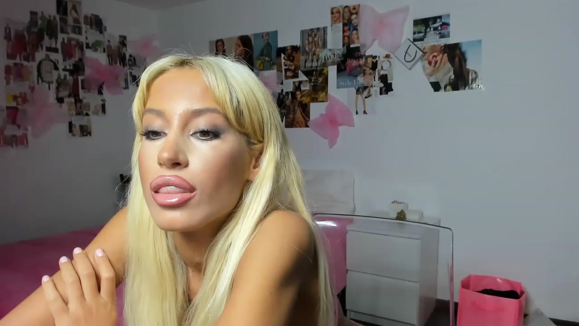 Gallery image thumbnail from PapiiisGirl's myfreecams stream on, 11/27/2022, 19:25 image 6 of 20