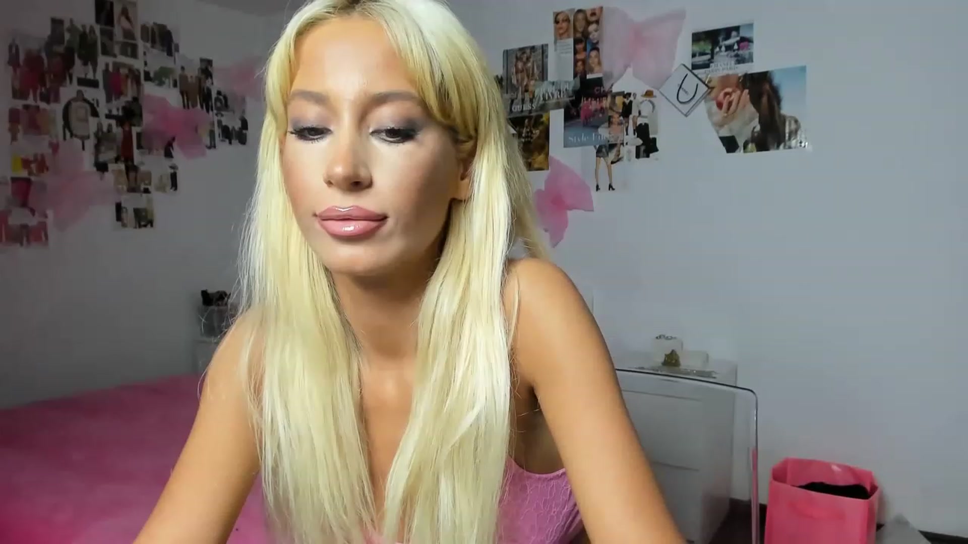 Gallery image thumbnail from PapiiisGirl's myfreecams stream on, 11/27/2022, 19:25 image 7 of 20