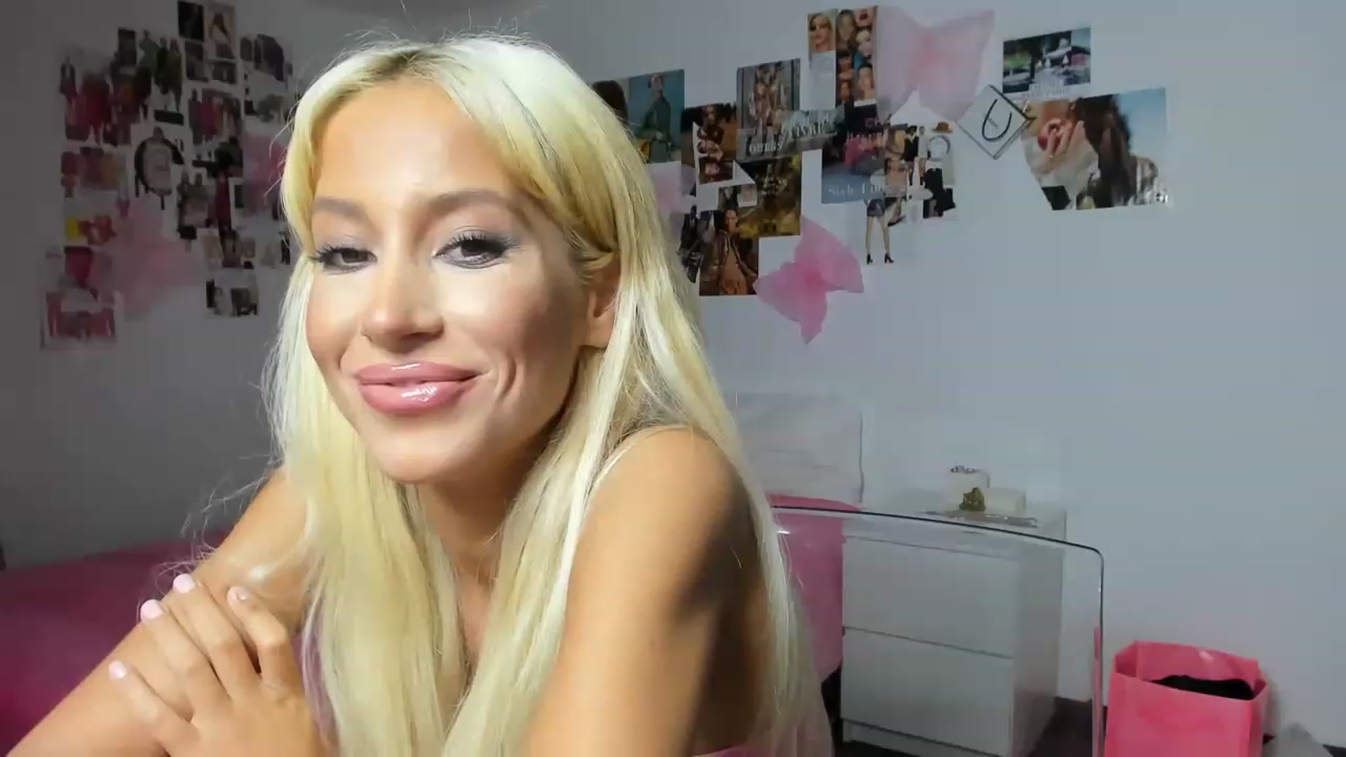Gallery image thumbnail from PapiiisGirl's myfreecams stream on, 11/27/2022, 19:25 image 9 of 20