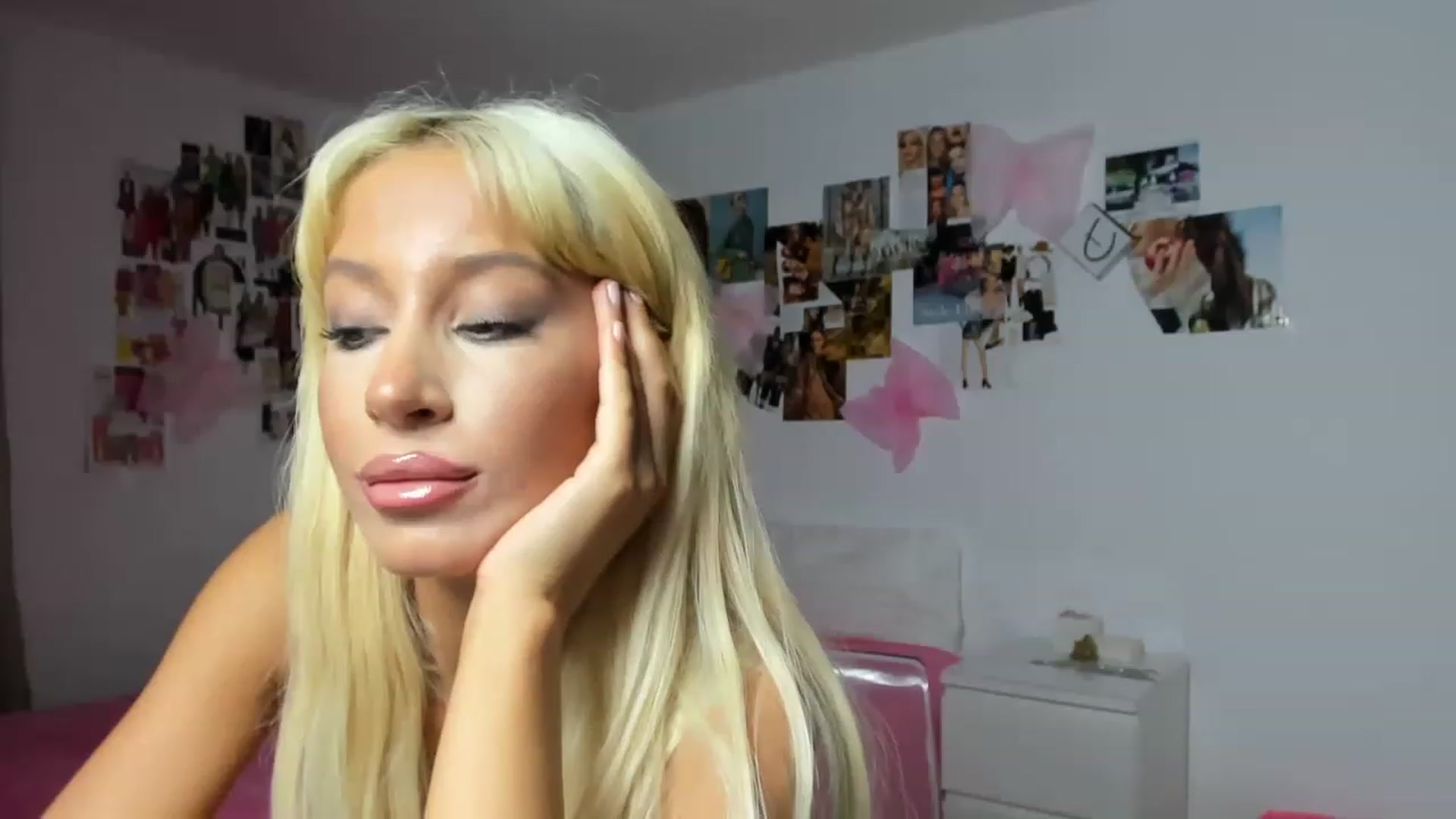 Gallery image thumbnail from PapiiisGirl's myfreecams stream on, 11/27/2022, 20:54 image 15 of 20