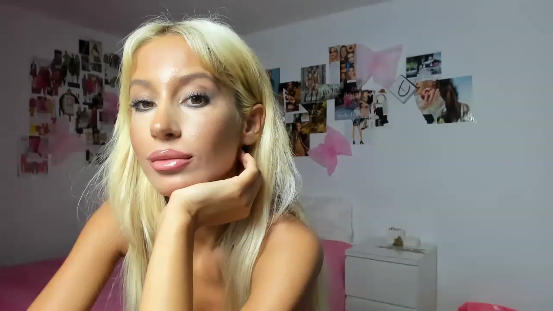Gallery image thumbnail from PapiiisGirl's myfreecams stream on, 11/27/2022, 21:40 image 16 of 20