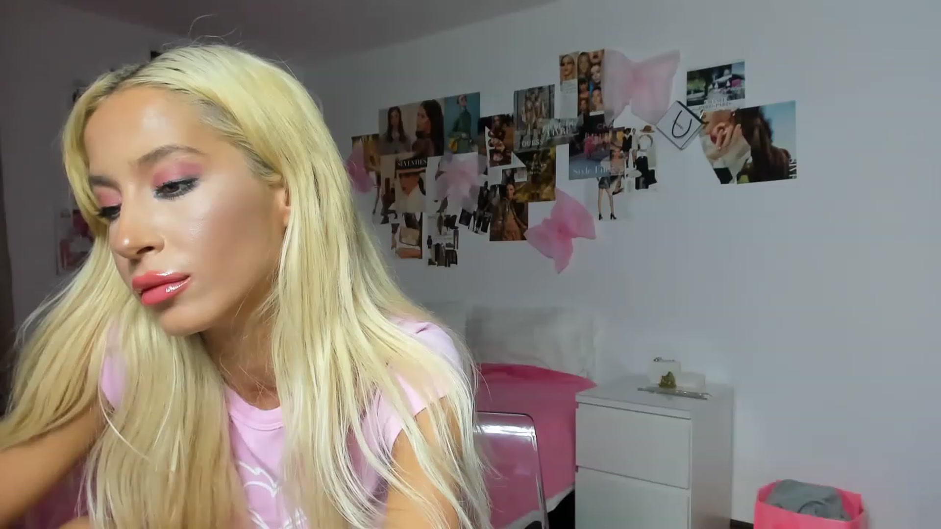 Gallery image thumbnail from PapiiisGirl's myfreecams stream on, 11/29/2022, 16:51 image 15 of 20