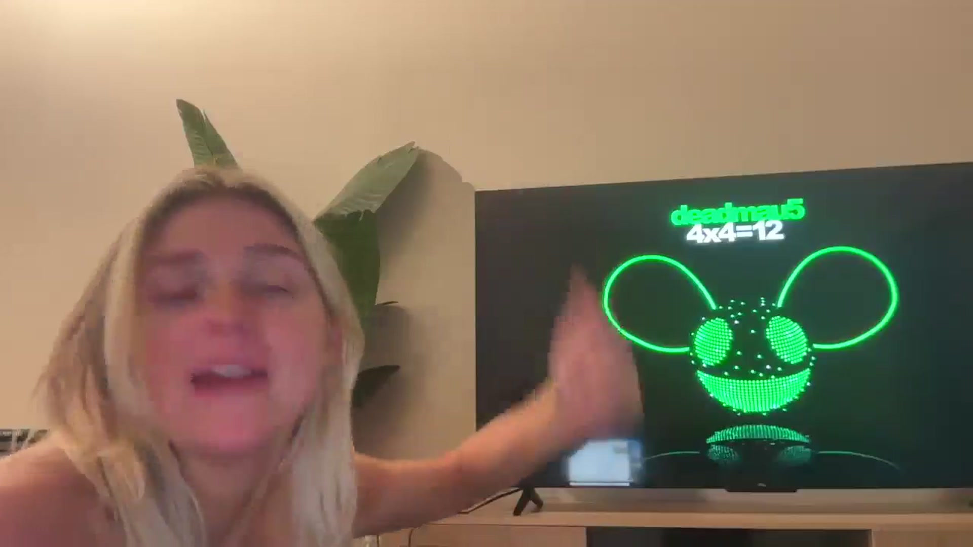 Gallery image thumbnail from Partygirl1's myfreecams stream on, 05/06/2026, 07:34 image 14 of 20