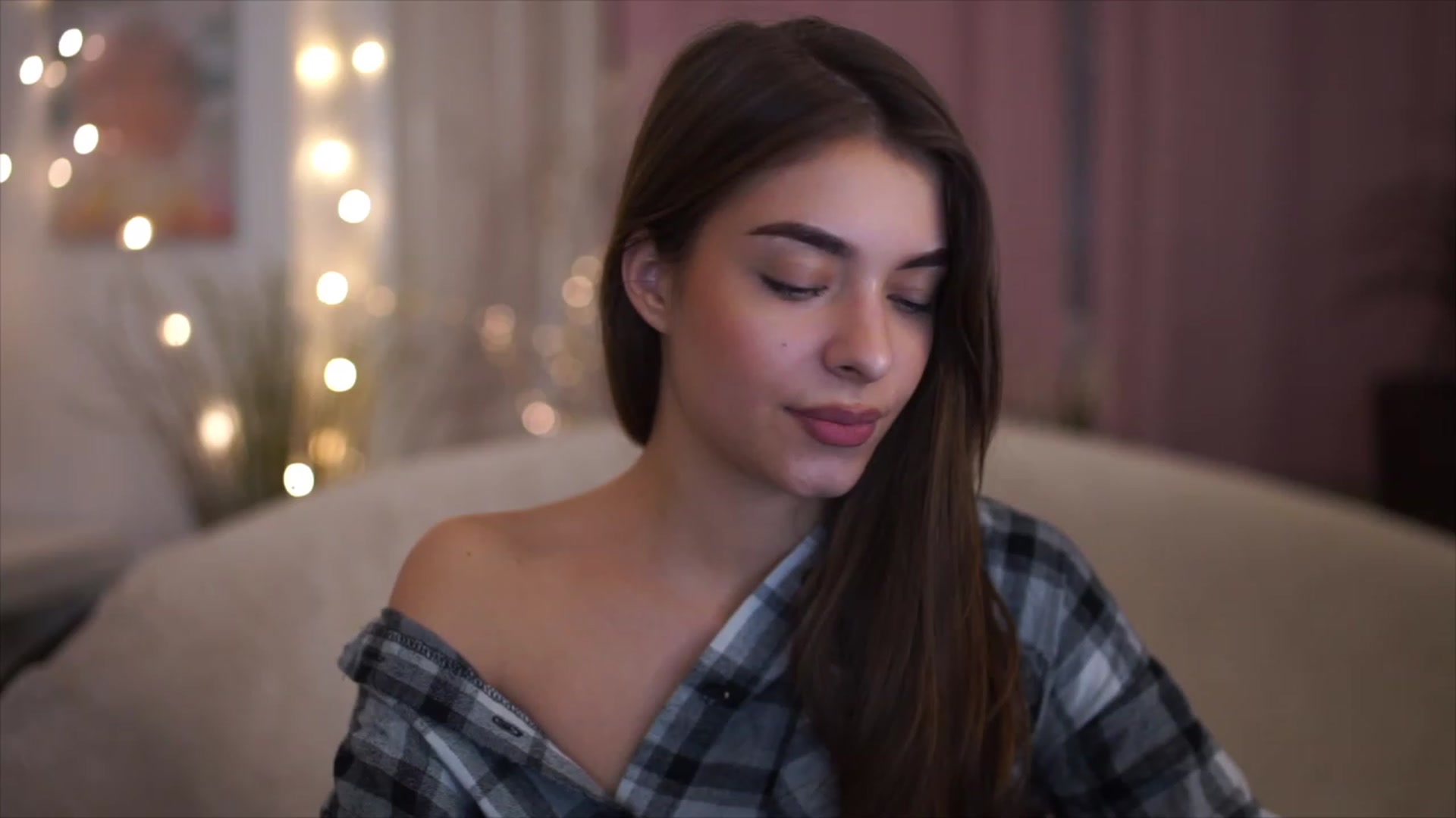 Gallery image thumbnail from Patrascanu333's myfreecams stream on, 11/21/2022, 17:40 image 14 of 20